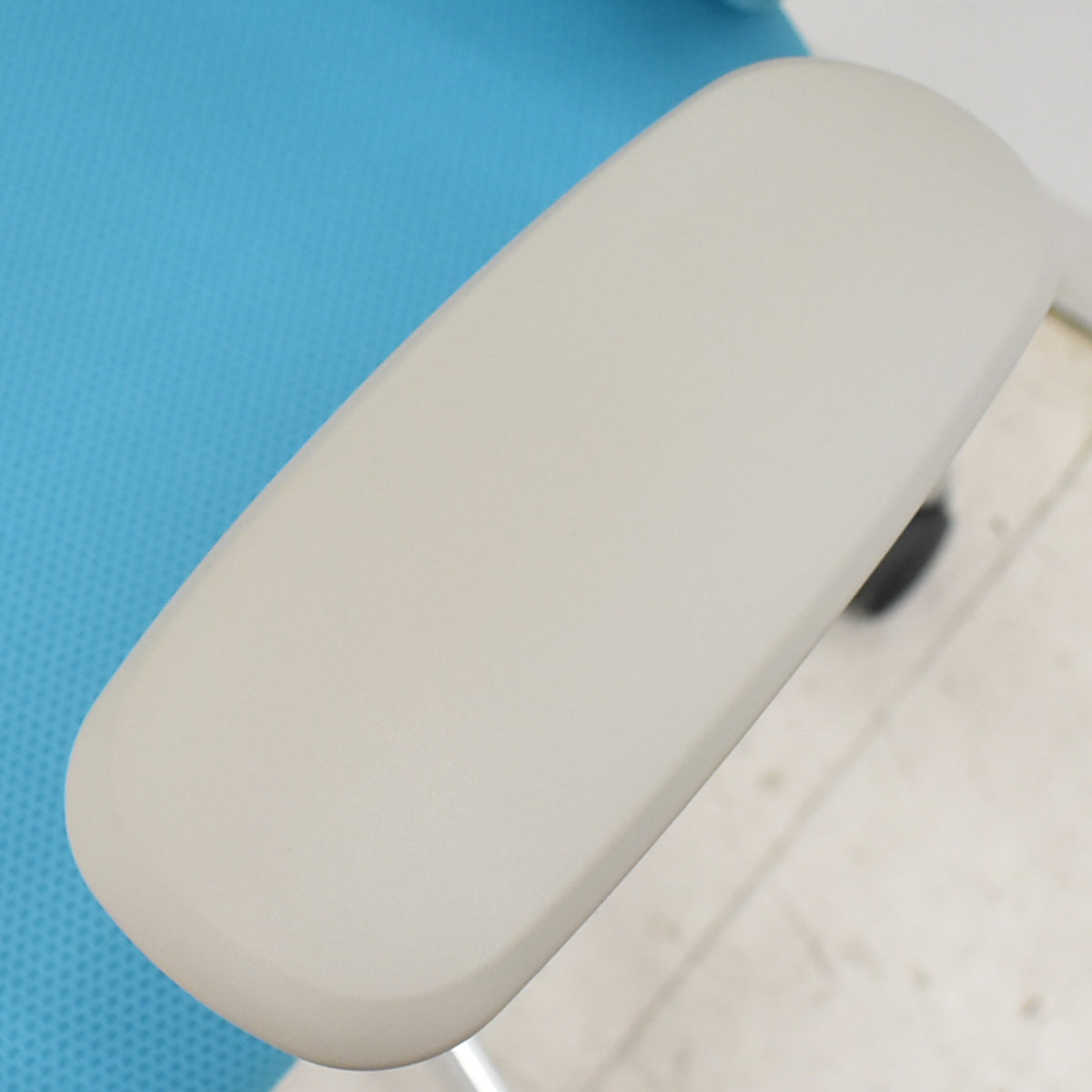 【中古】オカムラ　シルフィー　ローバック　固定肘　ハンガー　ポリッシュ　2018年製　2025111707【中古オフィス家具】