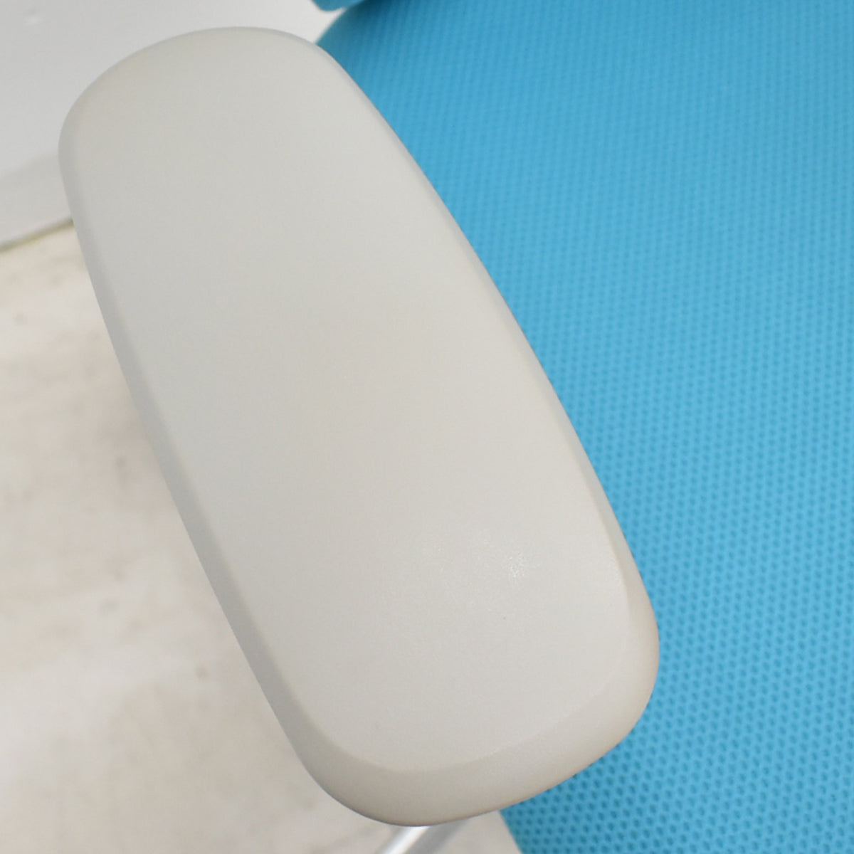 【中古】オカムラ　シルフィー　ローバック　固定肘　ハンガー　ポリッシュ　2018年製　2025111707【中古オフィス家具】