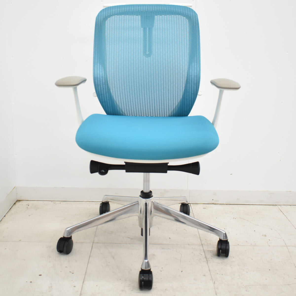 【中古】オカムラ　シルフィー　ローバック　固定肘　ハンガー　ポリッシュ　2018年製　2025111707【中古オフィス家具】