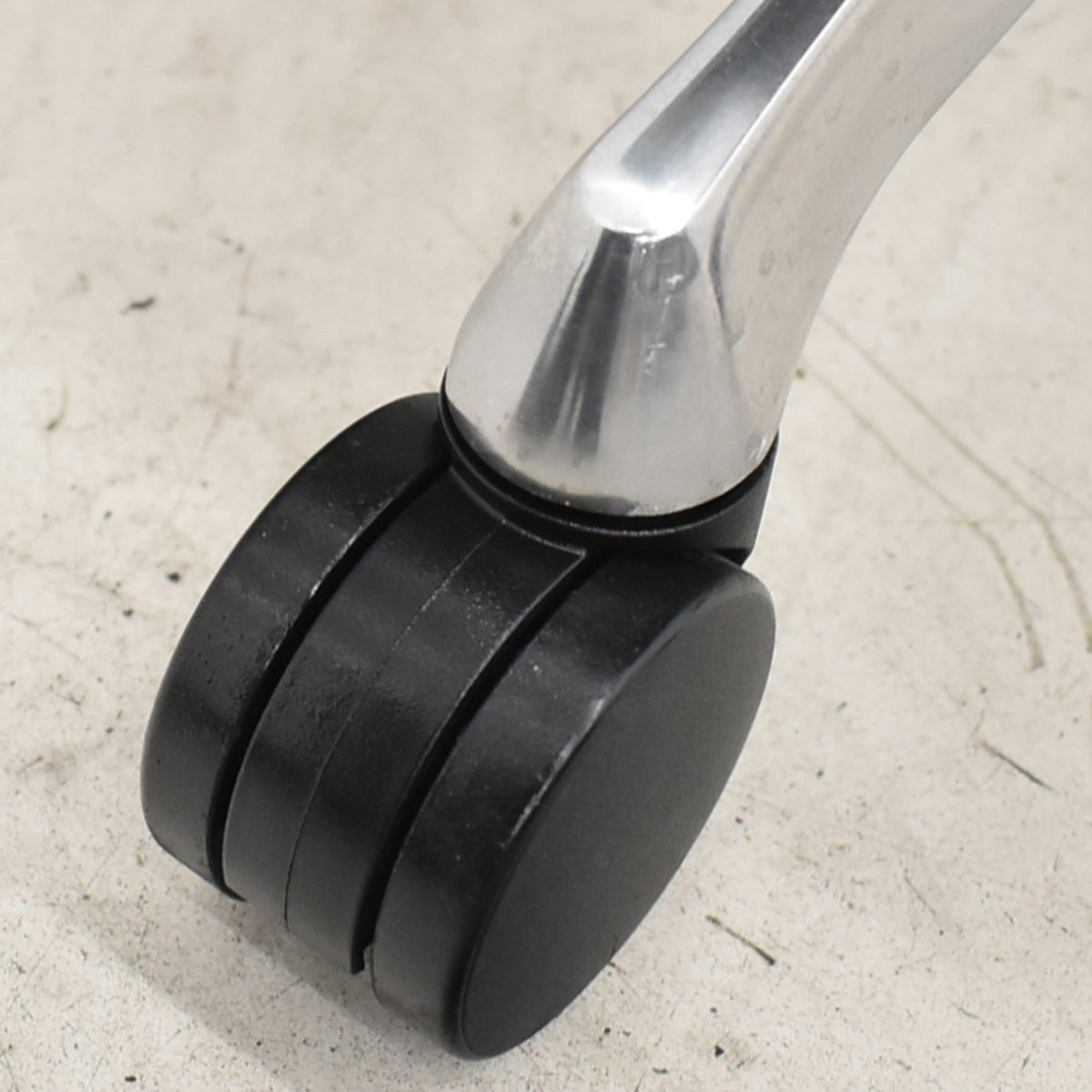 【中古】オカムラ　シルフィー　ローバック　固定肘　ハンガー　ポリッシュ　2018年製　2025111707【中古オフィス家具】