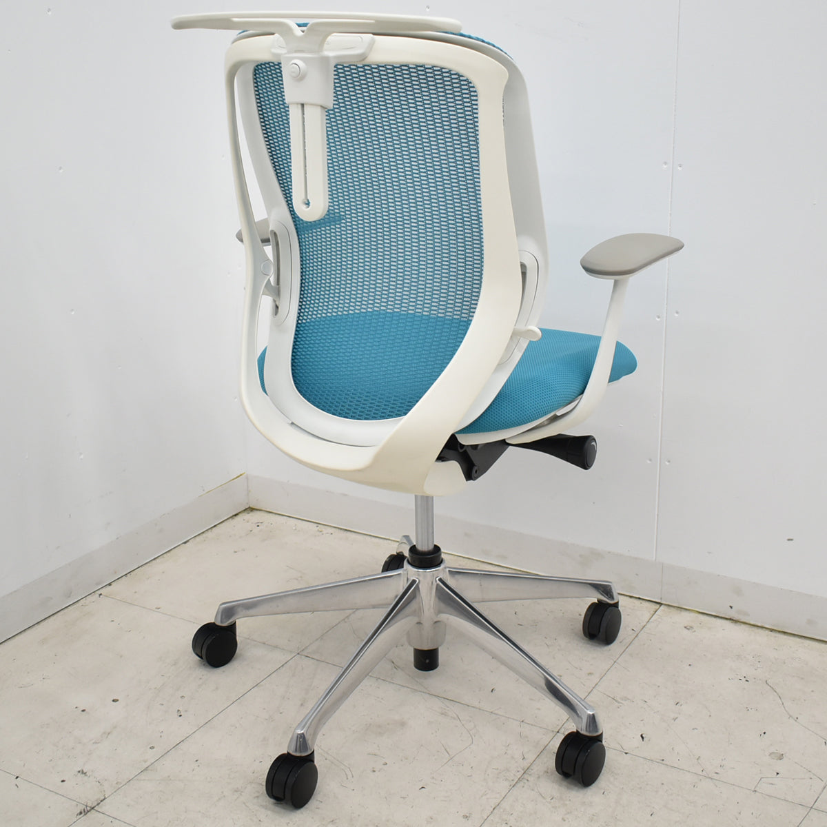 【中古】オカムラ　シルフィー　ローバック　固定肘　ハンガー　ポリッシュ　2018年製　2025111707【中古オフィス家具】