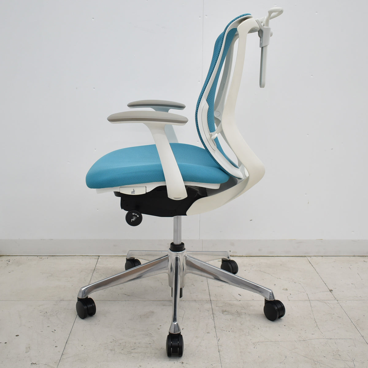 【中古】オカムラ　シルフィー　ローバック　固定肘　ハンガー　ポリッシュ　2018年製　2025111707【中古オフィス家具】