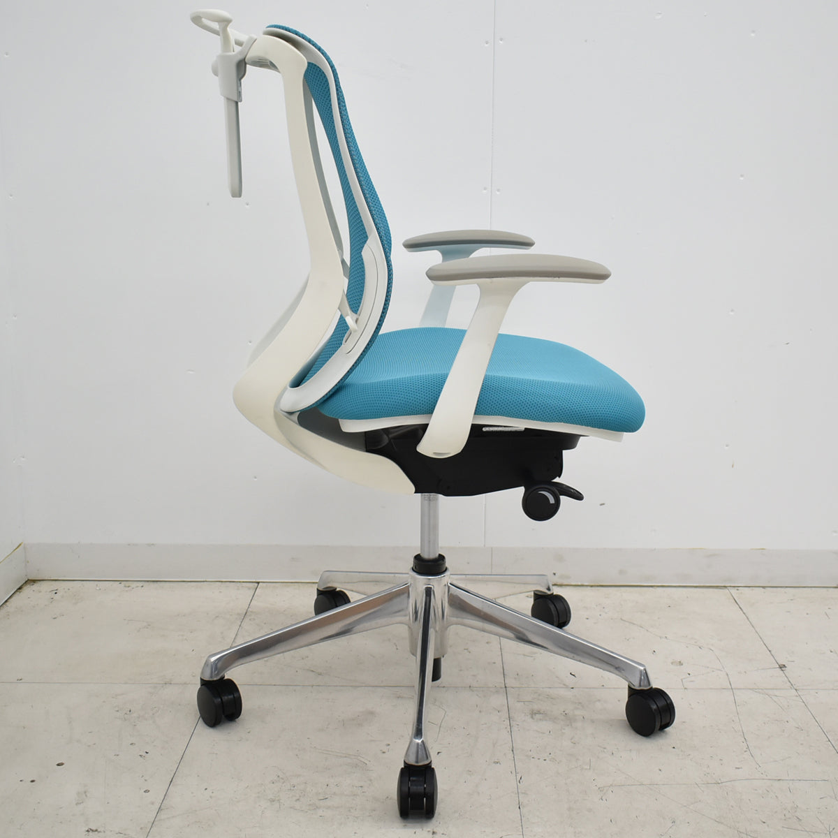 【中古】オカムラ　シルフィー　ローバック　固定肘　ハンガー　ポリッシュ　2018年製　2025111707【中古オフィス家具】