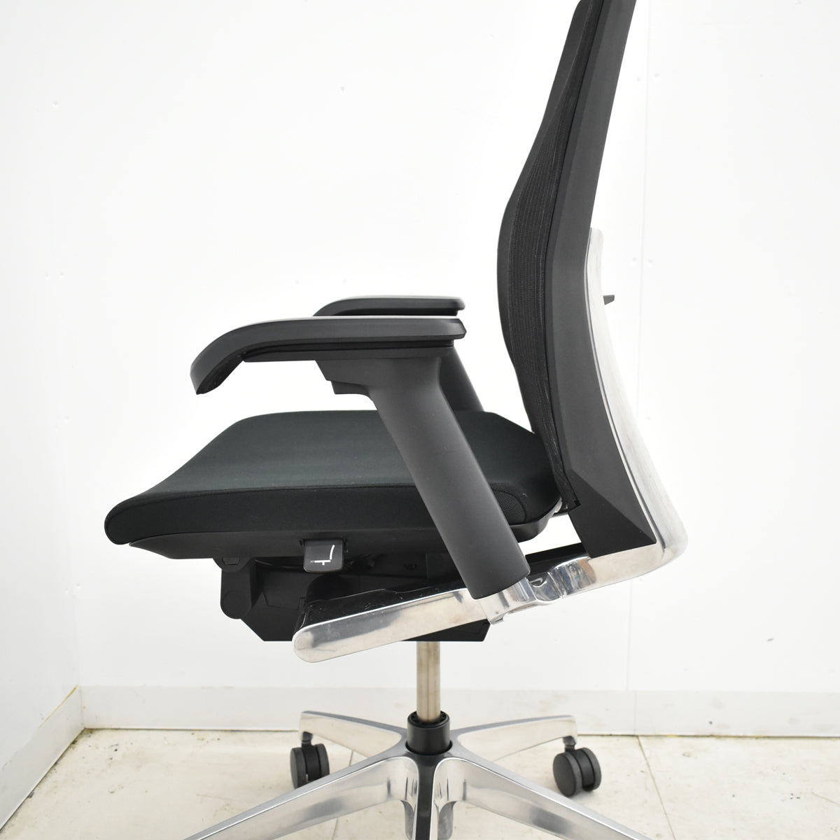 【中古】イトーキ　ヴェント　ハイバック　可動肘　オートマチックランバーテンション　ポリッシュ　ストライプメッシュ　2025111708【中古オフィス家具】