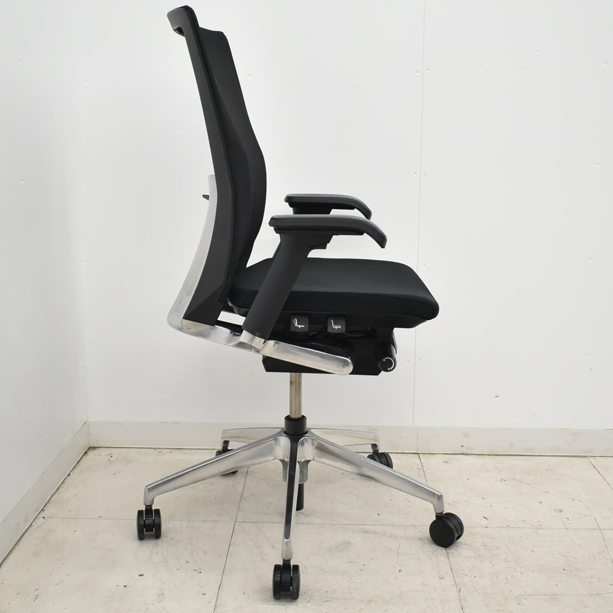 【中古】イトーキ　ヴェント　ハイバック　可動肘　オートマチックランバーテンション　ポリッシュ　ストライプメッシュ　2025111708【中古オフィス家具】