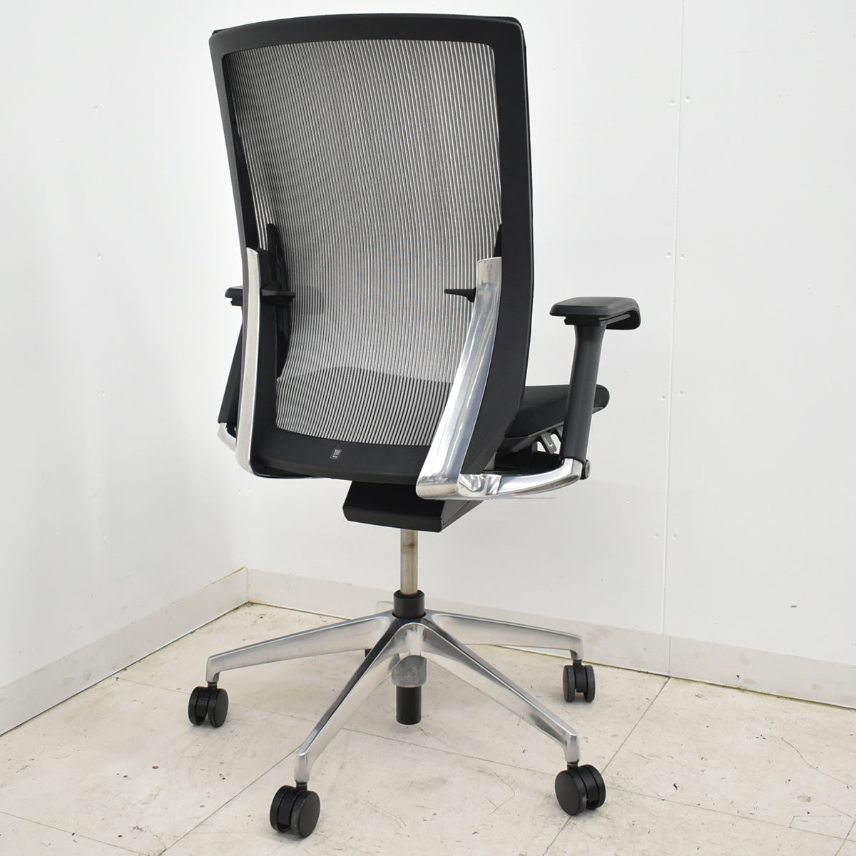 【中古】イトーキ　ヴェント　ハイバック　可動肘　オートマチックランバーテンション　ポリッシュ　ストライプメッシュ　2025111708【中古オフィス家具】