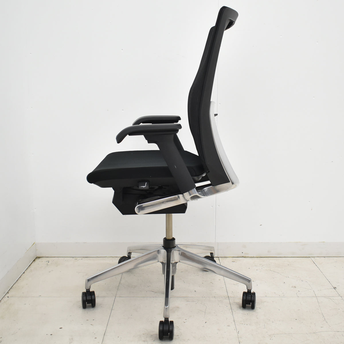 【中古】イトーキ　ヴェント　ハイバック　可動肘　オートマチックランバーテンション　ポリッシュ　ストライプメッシュ　2025111801【中古オフィス家具】