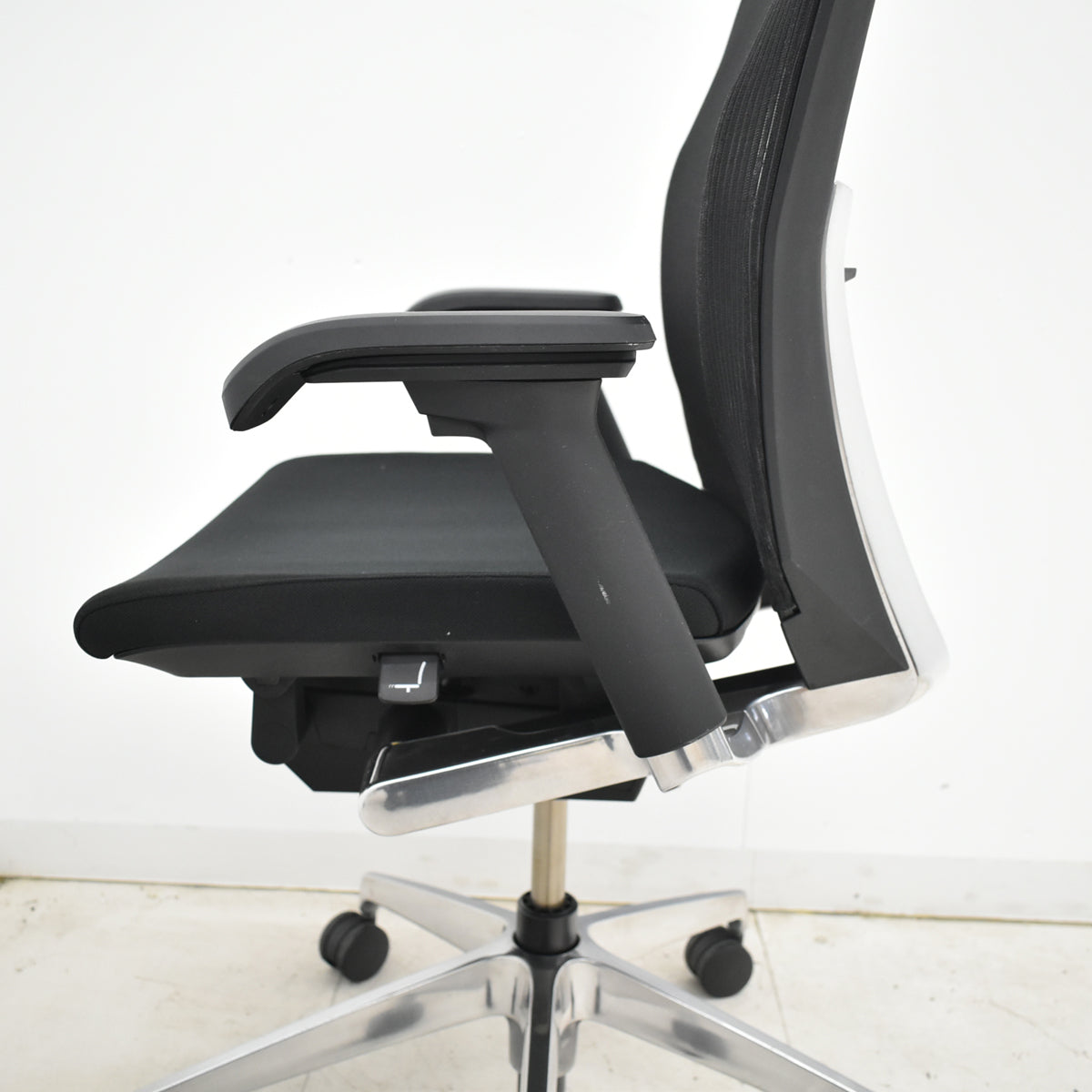 【中古】イトーキ　ヴェント　ハイバック　可動肘　オートマチックランバーテンション　ポリッシュ　ストライプメッシュ　2025111801【中古オフィス家具】