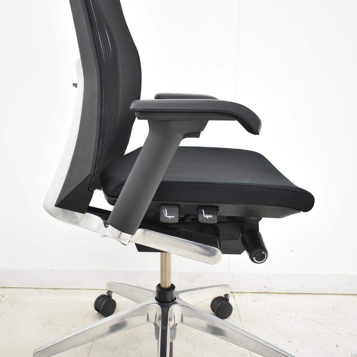 【中古】イトーキ　ヴェント　ハイバック　可動肘　オートマチックランバーテンション　ポリッシュ　ストライプメッシュ　2025111801【中古オフィス家具】