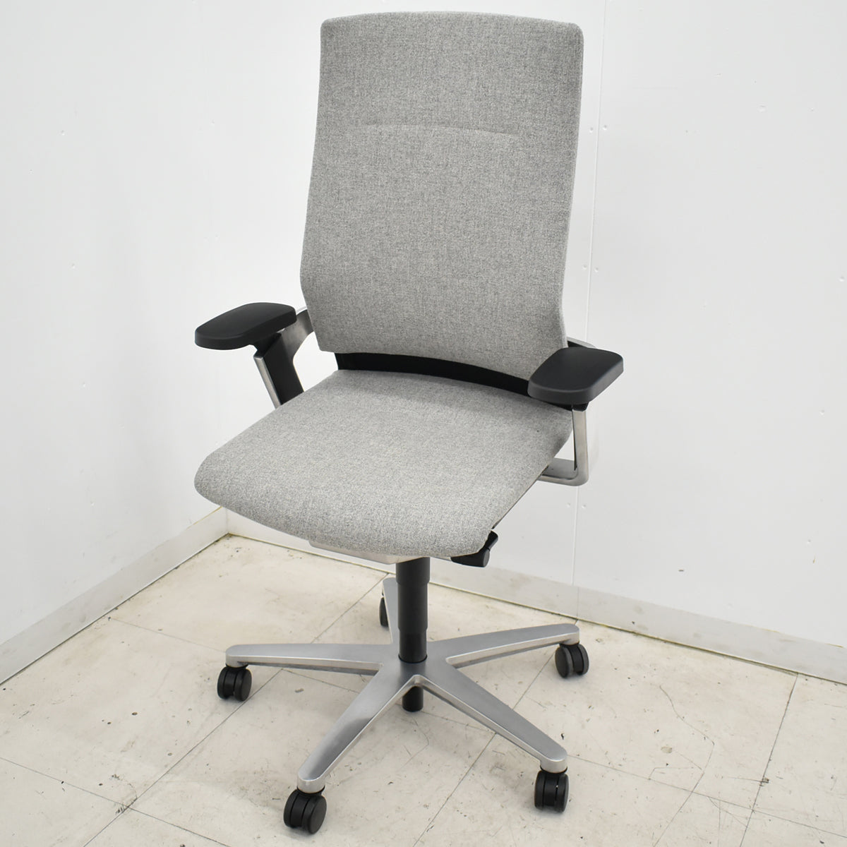 【中古】ウィルクハーン　ONチェア　ハイバック　可動肘　アルミ脚　ヘアライン仕上げ　2025111805【中古オフィス家具】