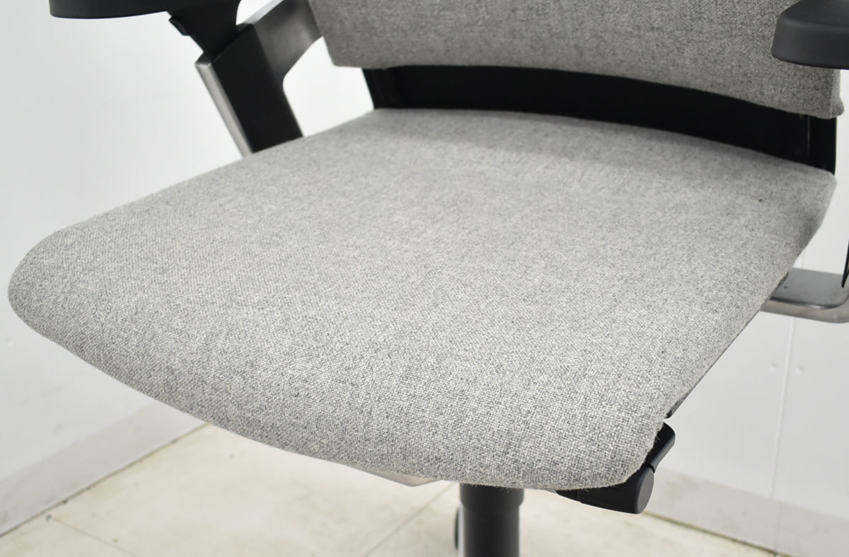 【中古】ウィルクハーン　ONチェア　ハイバック　可動肘　アルミ脚　ヘアライン仕上げ　2025111805【中古オフィス家具】