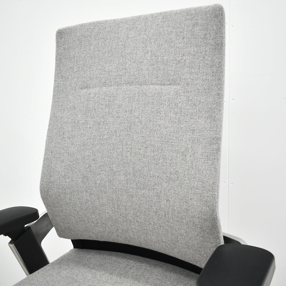 【中古】ウィルクハーン　ONチェア　ハイバック　可動肘　アルミ脚　ヘアライン仕上げ　2025111805【中古オフィス家具】