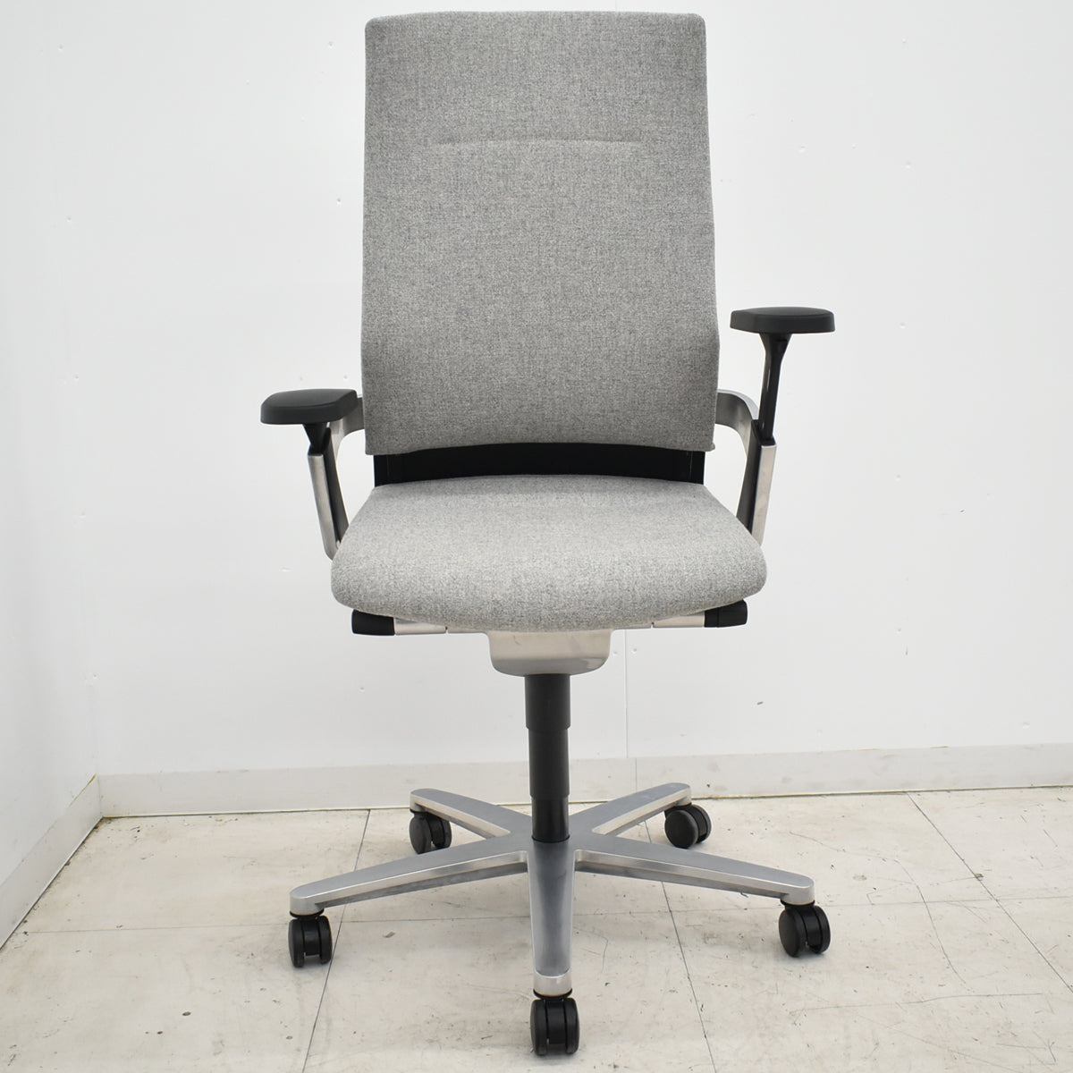 【中古】ウィルクハーン　ONチェア　ハイバック　可動肘　アルミ脚　ヘアライン仕上げ　2025111805【中古オフィス家具】