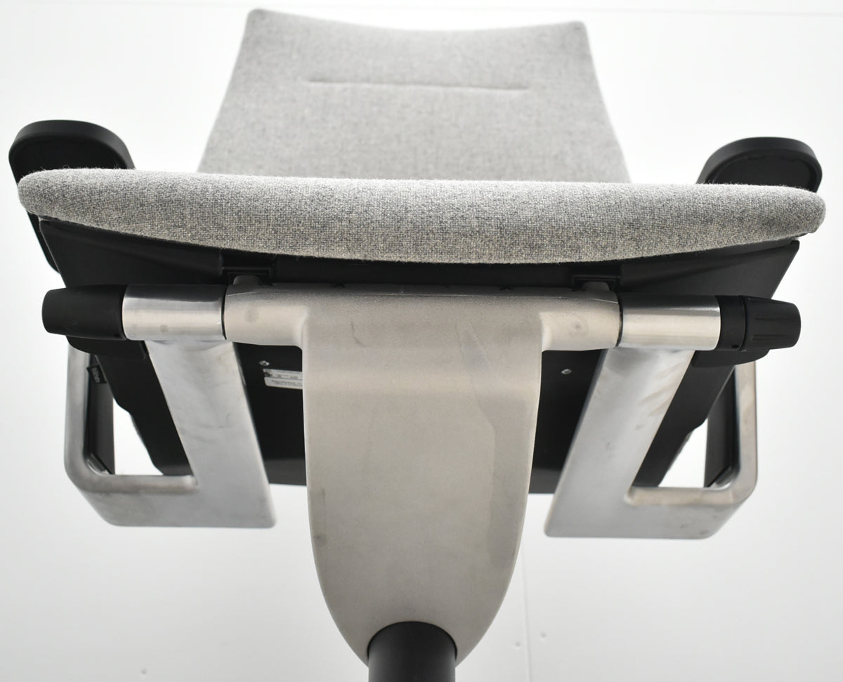 【中古】ウィルクハーン　ONチェア　ハイバック　可動肘　アルミ脚　ヘアライン仕上げ　2025111805【中古オフィス家具】