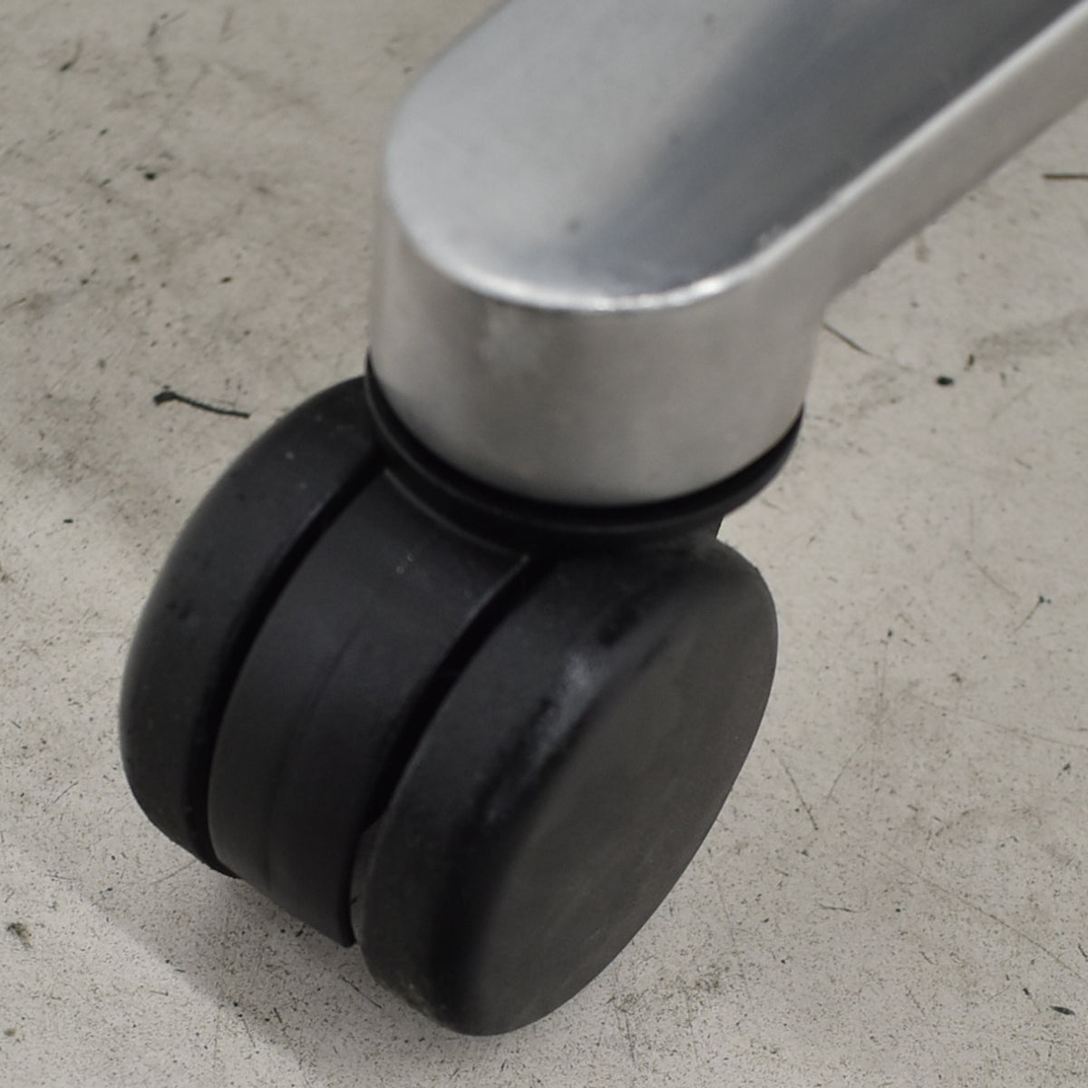 【中古】ウィルクハーン　ONチェア　ハイバック　可動肘　アルミ脚　ヘアライン仕上げ　2025111805【中古オフィス家具】