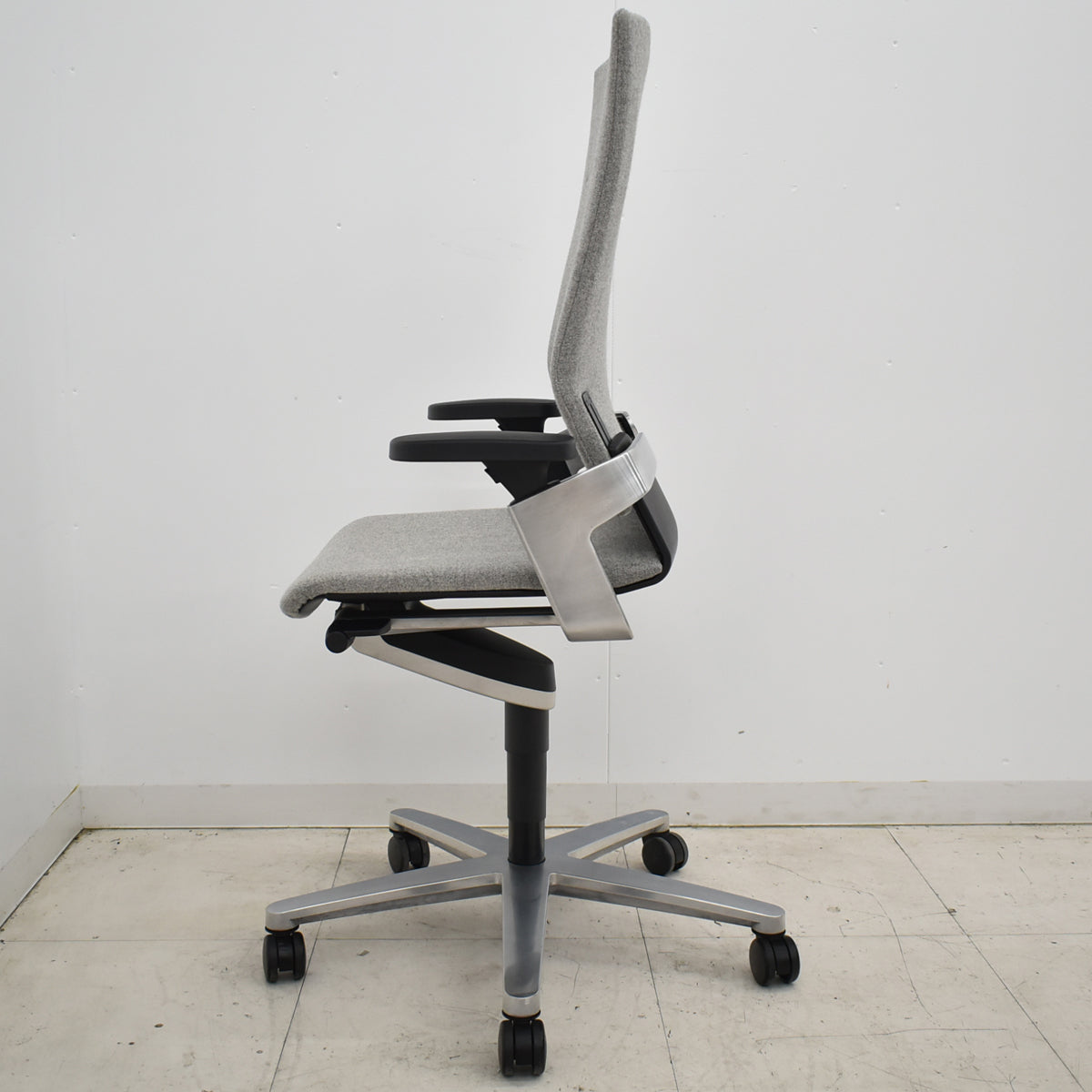 【中古】ウィルクハーン　ONチェア　ハイバック　可動肘　アルミ脚　ヘアライン仕上げ　2025111805【中古オフィス家具】