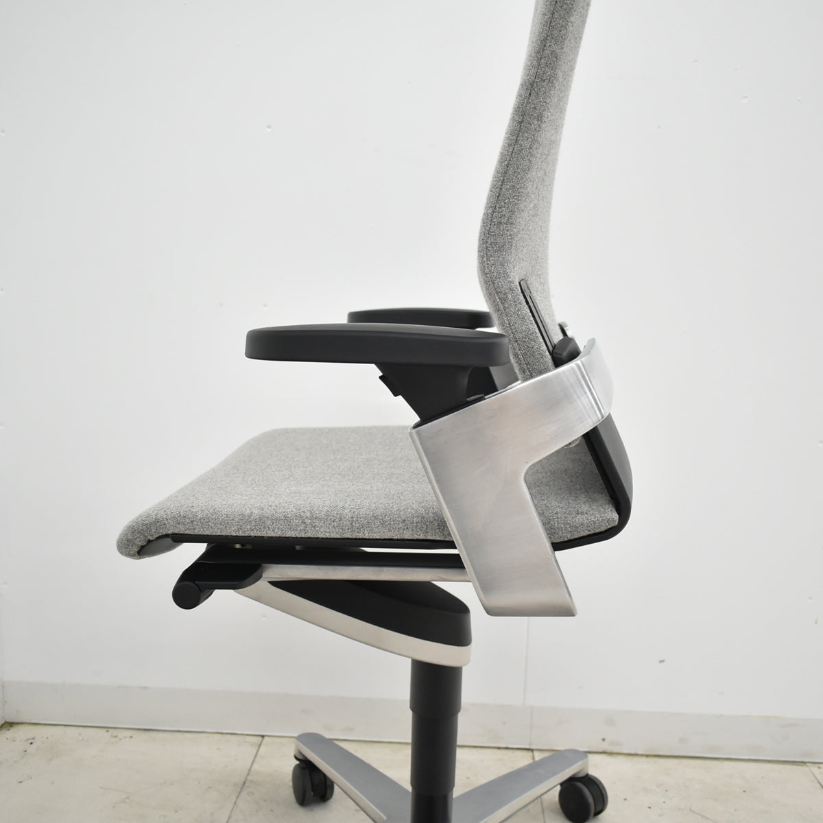 【中古】ウィルクハーン　ONチェア　ハイバック　可動肘　アルミ脚　ヘアライン仕上げ　2025111805【中古オフィス家具】