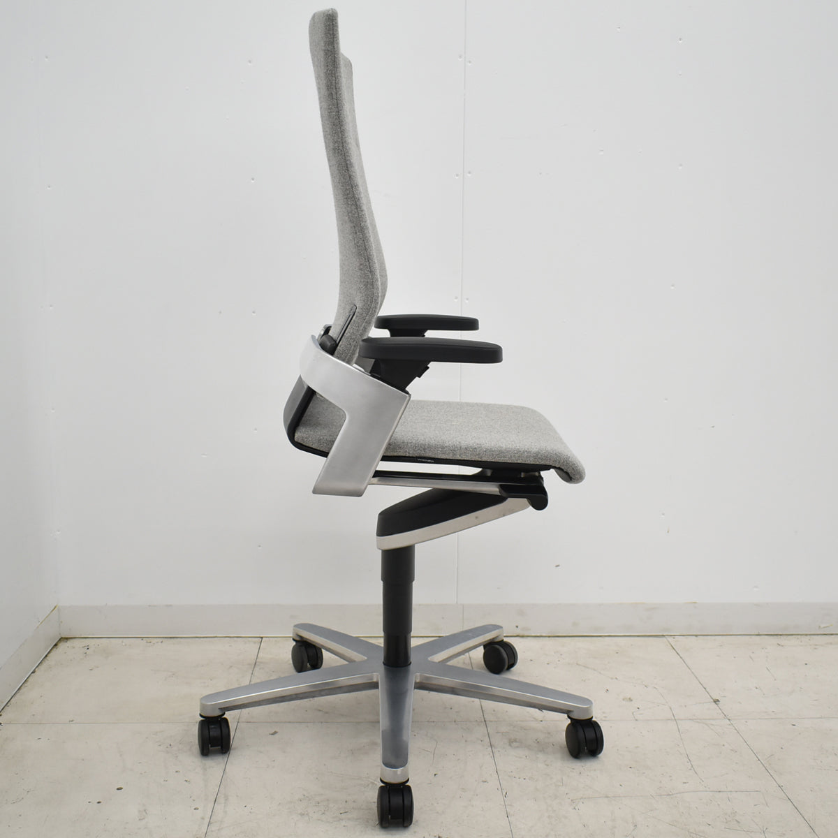 【中古】ウィルクハーン　ONチェア　ハイバック　可動肘　アルミ脚　ヘアライン仕上げ　2025111805【中古オフィス家具】