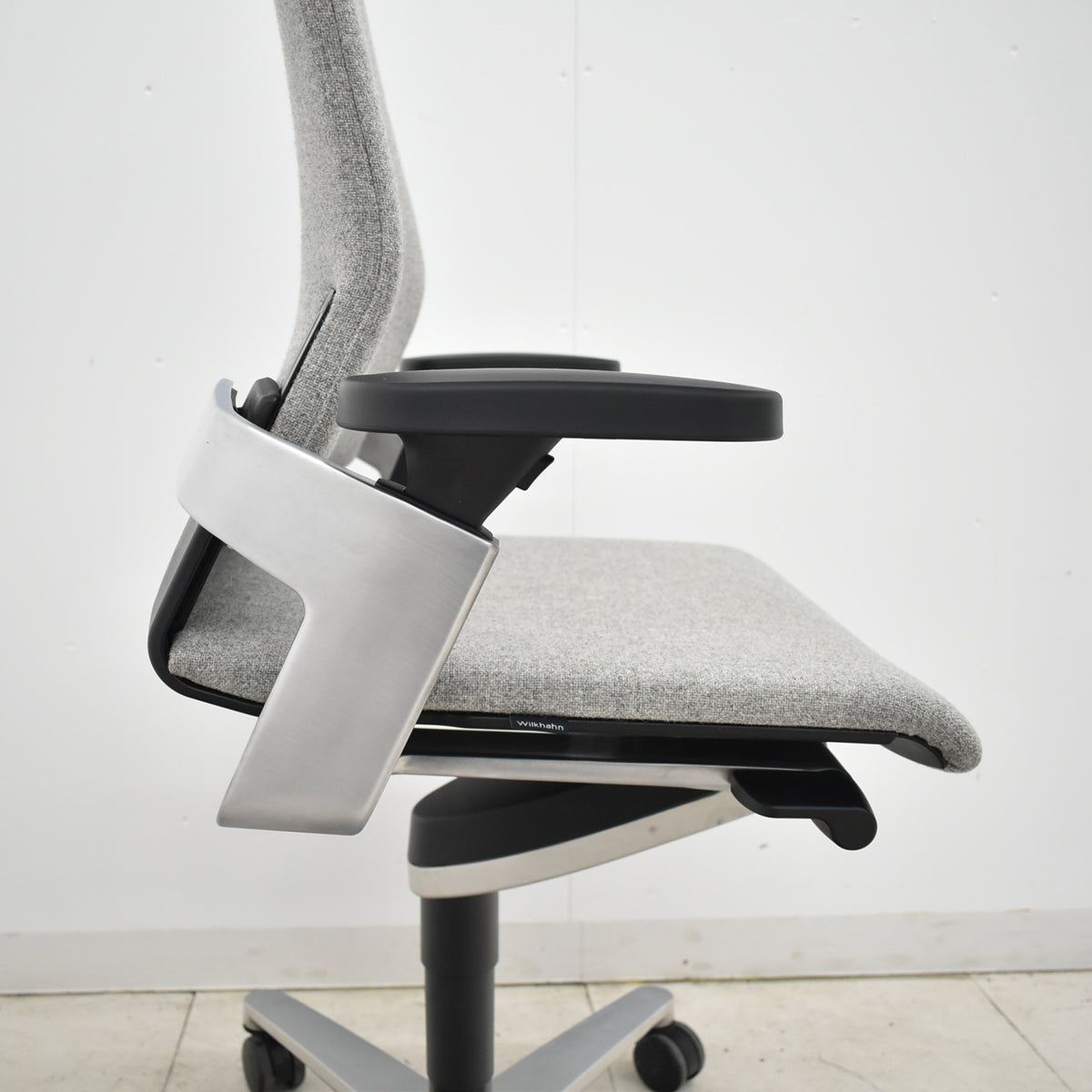 【中古】ウィルクハーン　ONチェア　ハイバック　可動肘　アルミ脚　ヘアライン仕上げ　2025111805【中古オフィス家具】