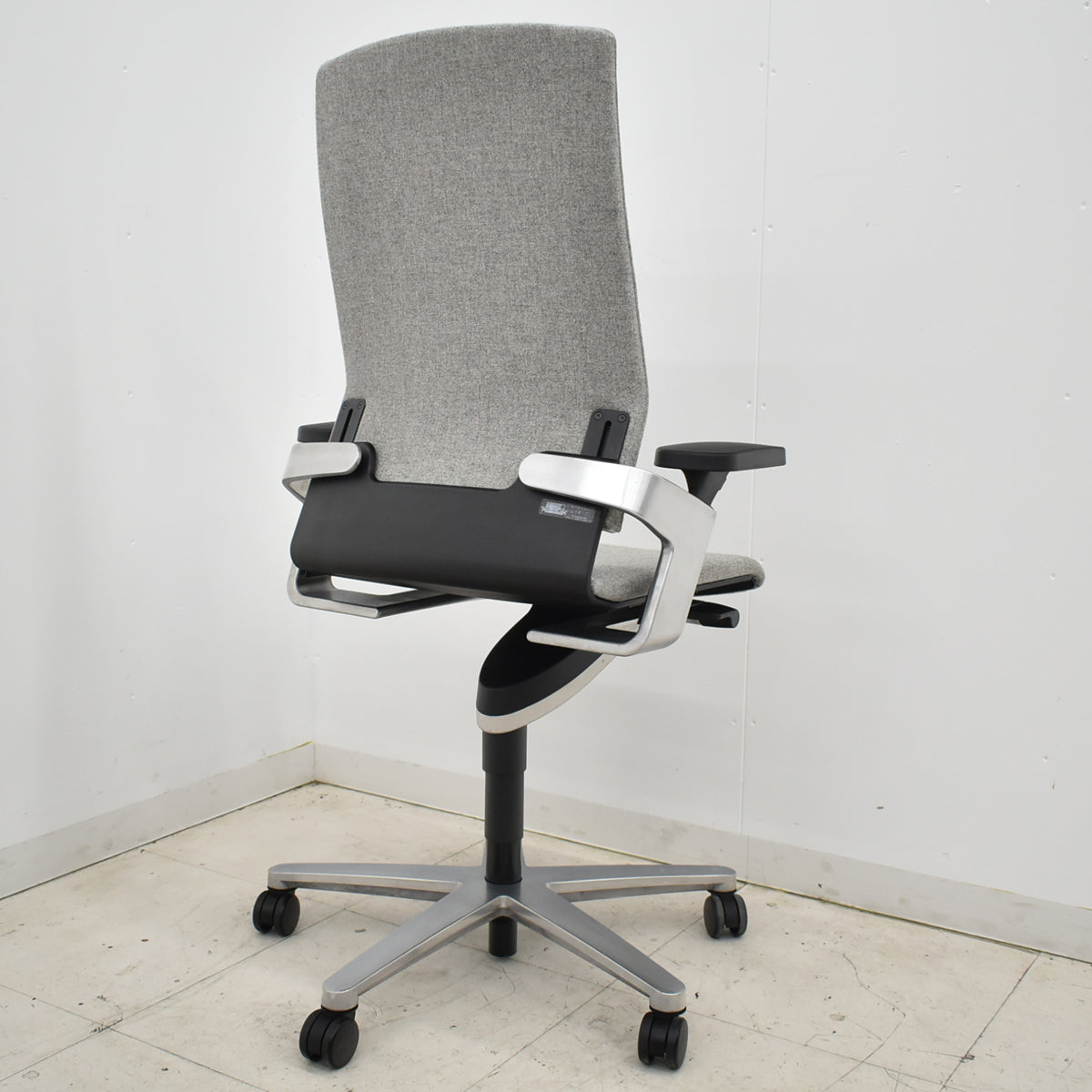 【中古】ウィルクハーン　ONチェア　ハイバック　可動肘　アルミ脚　ヘアライン仕上げ　2025111805【中古オフィス家具】