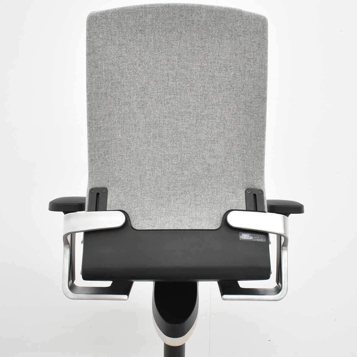 【中古】ウィルクハーン　ONチェア　ハイバック　可動肘　アルミ脚　ヘアライン仕上げ　2025111805【中古オフィス家具】