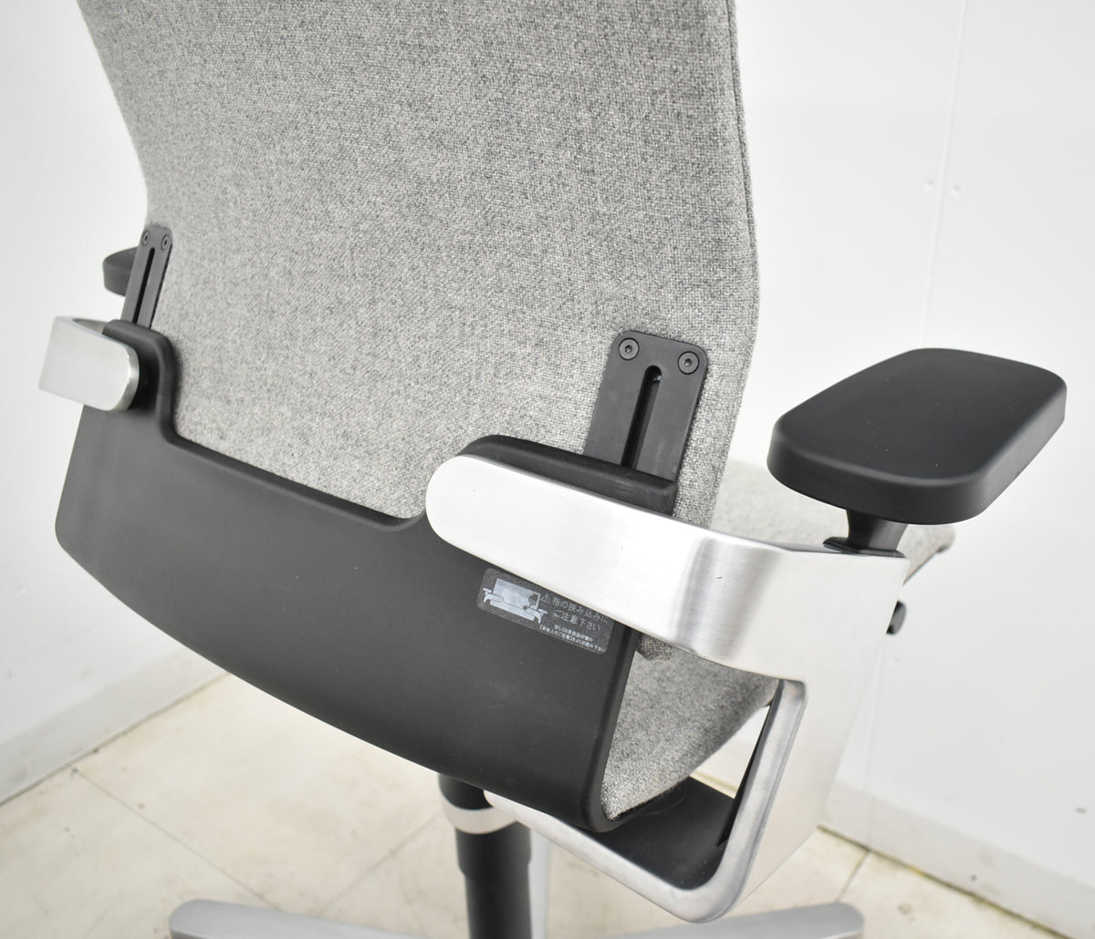 【中古】ウィルクハーン　ONチェア　ハイバック　可動肘　アルミ脚　ヘアライン仕上げ　2025111805【中古オフィス家具】