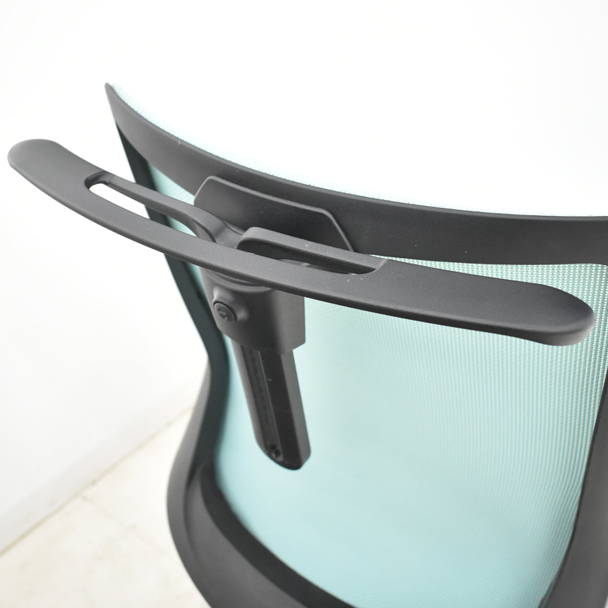 【中古】オカムラ　フルーエントチェア　ローバック　固定肘　ハンガー　2025112001【中古オフィス家具】