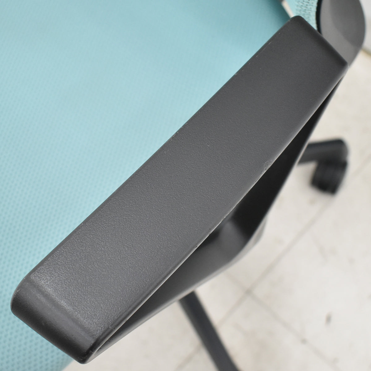 【中古】オカムラ　フルーエントチェア　ローバック　固定肘　ハンガー　2025112001【中古オフィス家具】