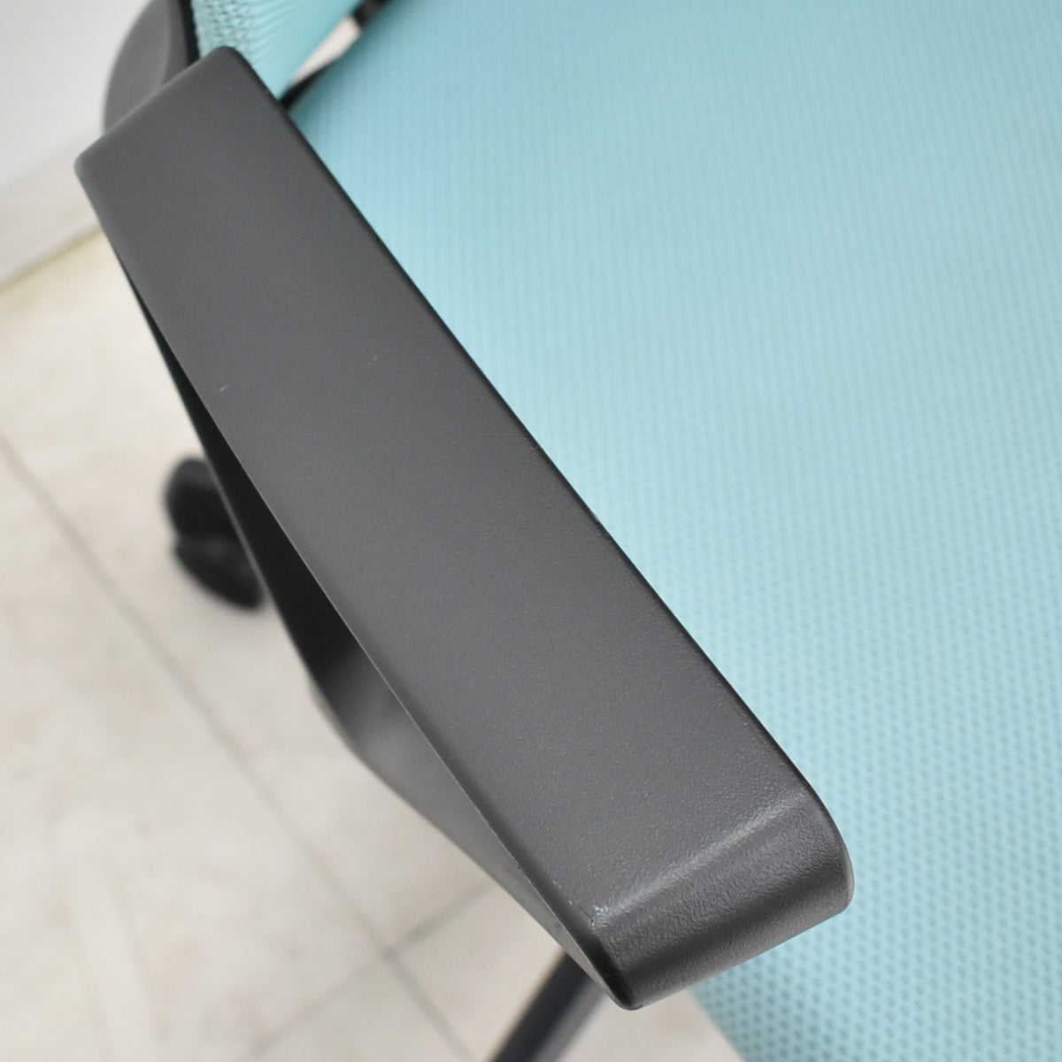 【中古】オカムラ　フルーエントチェア　ローバック　固定肘　ハンガー　2025112001【中古オフィス家具】