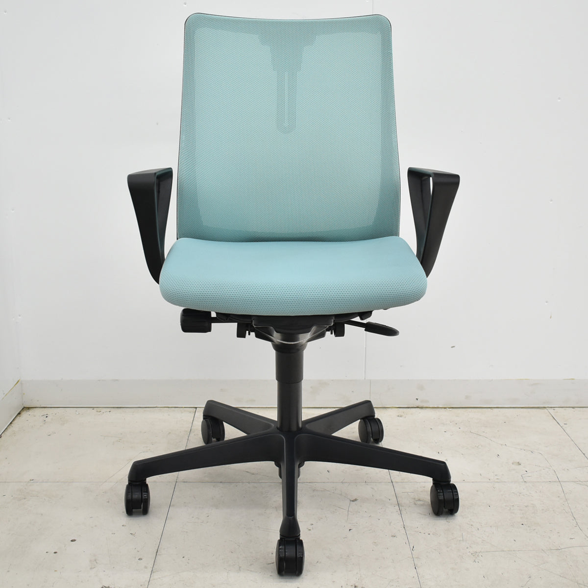 【中古】オカムラ　フルーエントチェア　ローバック　固定肘　ハンガー　2025112001【中古オフィス家具】