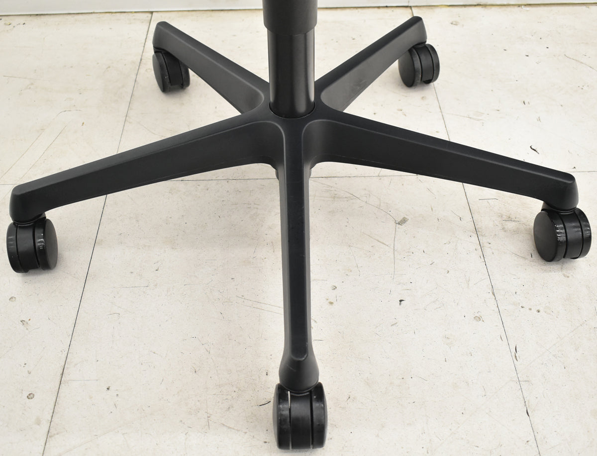 【中古】オカムラ　フルーエントチェア　ローバック　固定肘　ハンガー　2025112001【中古オフィス家具】