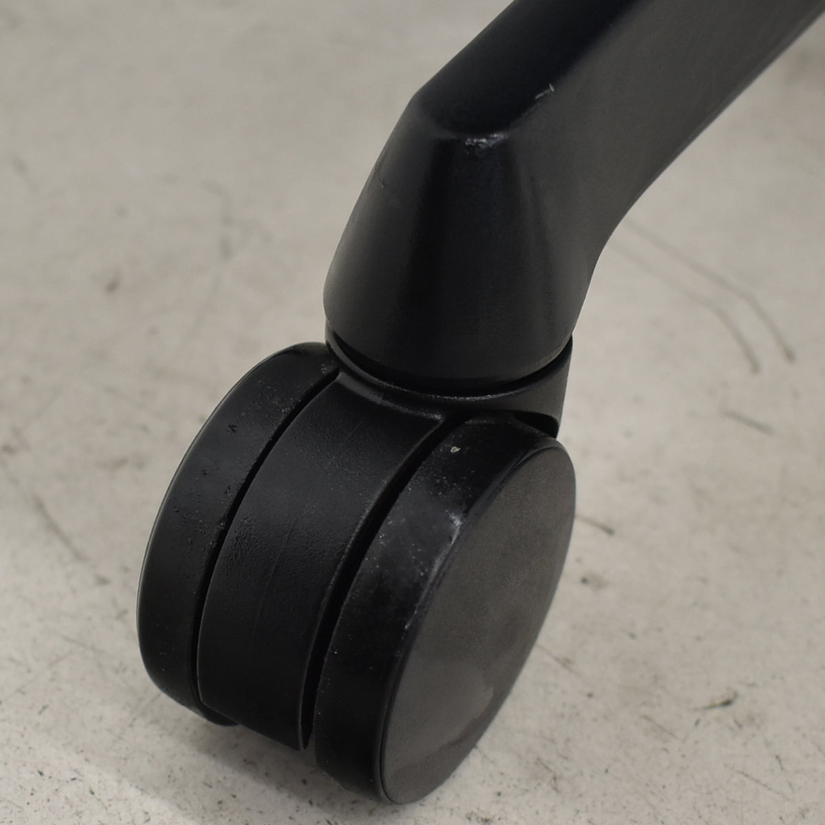 【中古】オカムラ　フルーエントチェア　ローバック　固定肘　ハンガー　2025112001【中古オフィス家具】