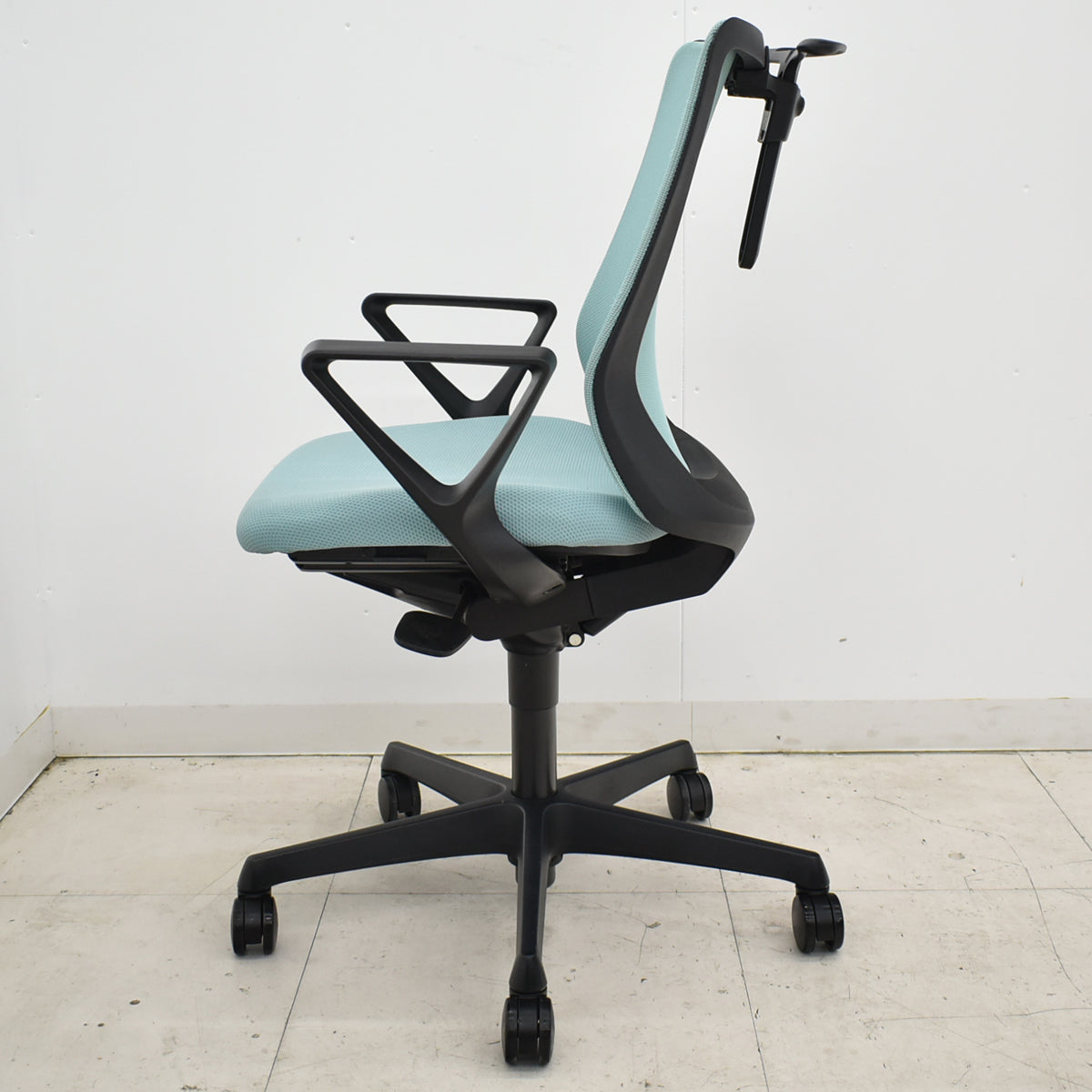 【中古】オカムラ　フルーエントチェア　ローバック　固定肘　ハンガー　2025112001【中古オフィス家具】