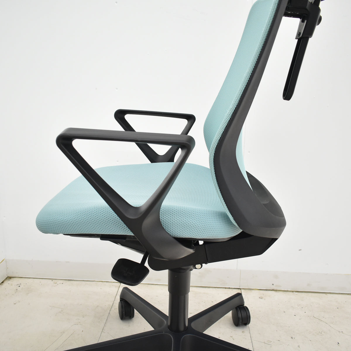 【中古】オカムラ　フルーエントチェア　ローバック　固定肘　ハンガー　2025112001【中古オフィス家具】