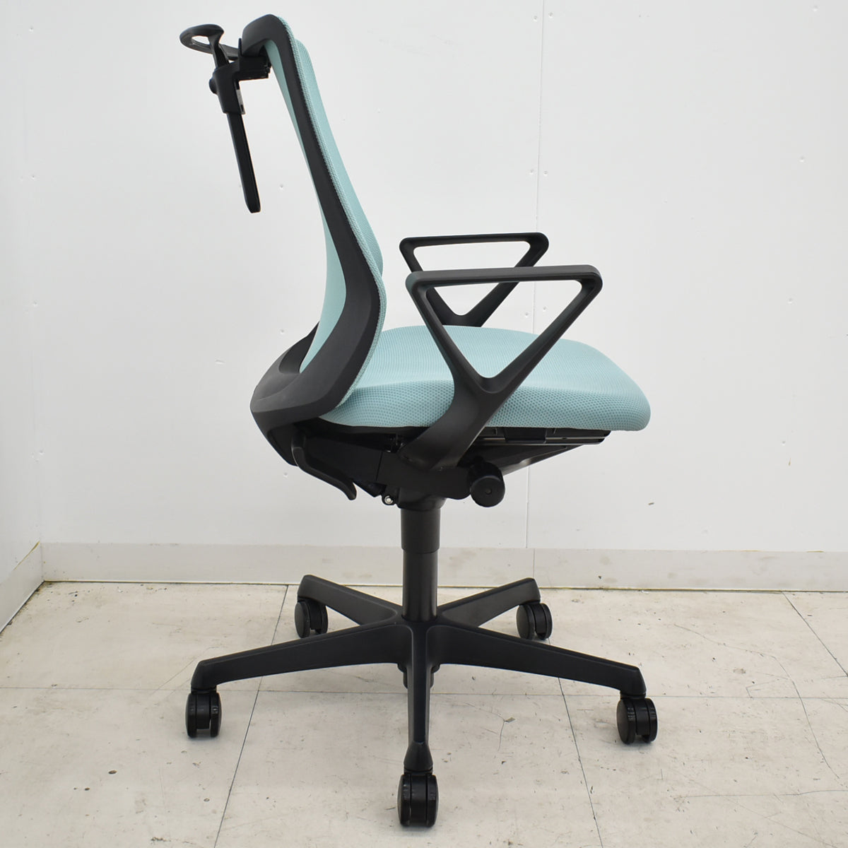 【中古】オカムラ　フルーエントチェア　ローバック　固定肘　ハンガー　2025112001【中古オフィス家具】