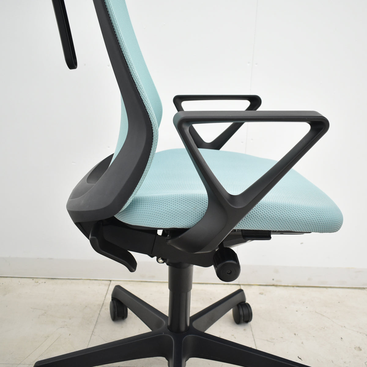 【中古】オカムラ　フルーエントチェア　ローバック　固定肘　ハンガー　2025112001【中古オフィス家具】