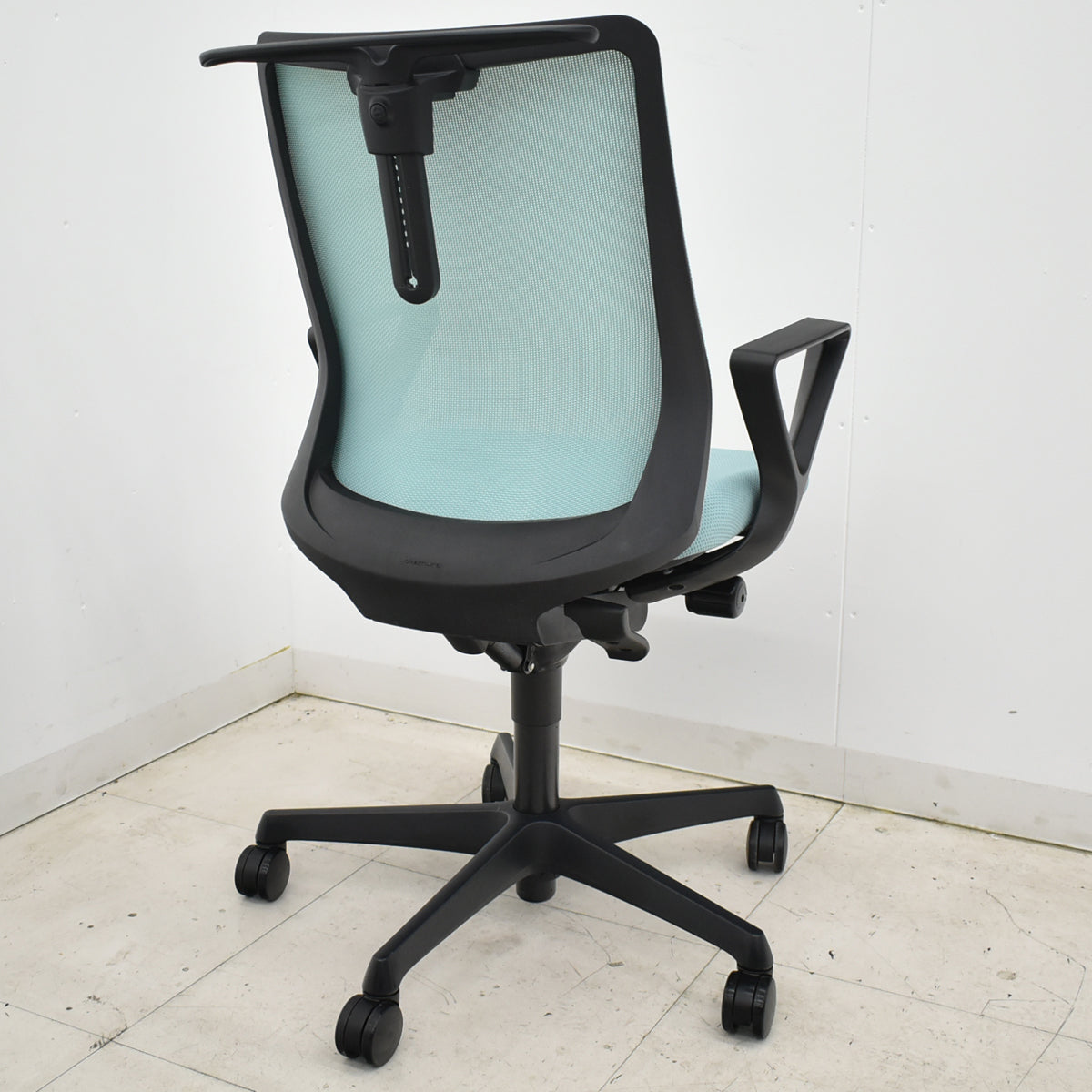 【中古】オカムラ　フルーエントチェア　ローバック　固定肘　ハンガー　2025112001【中古オフィス家具】