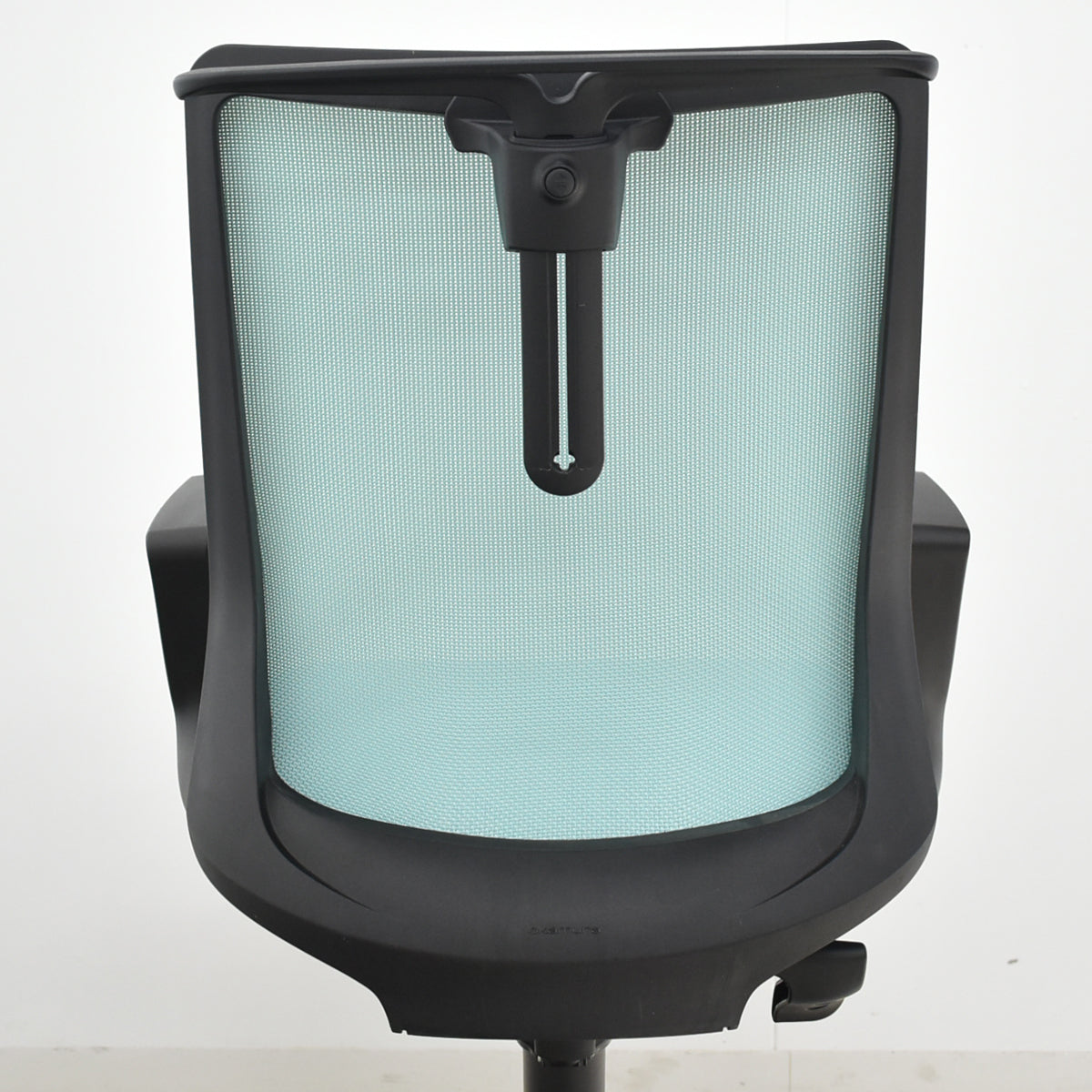 【中古】オカムラ　フルーエントチェア　ローバック　固定肘　ハンガー　2025112001【中古オフィス家具】