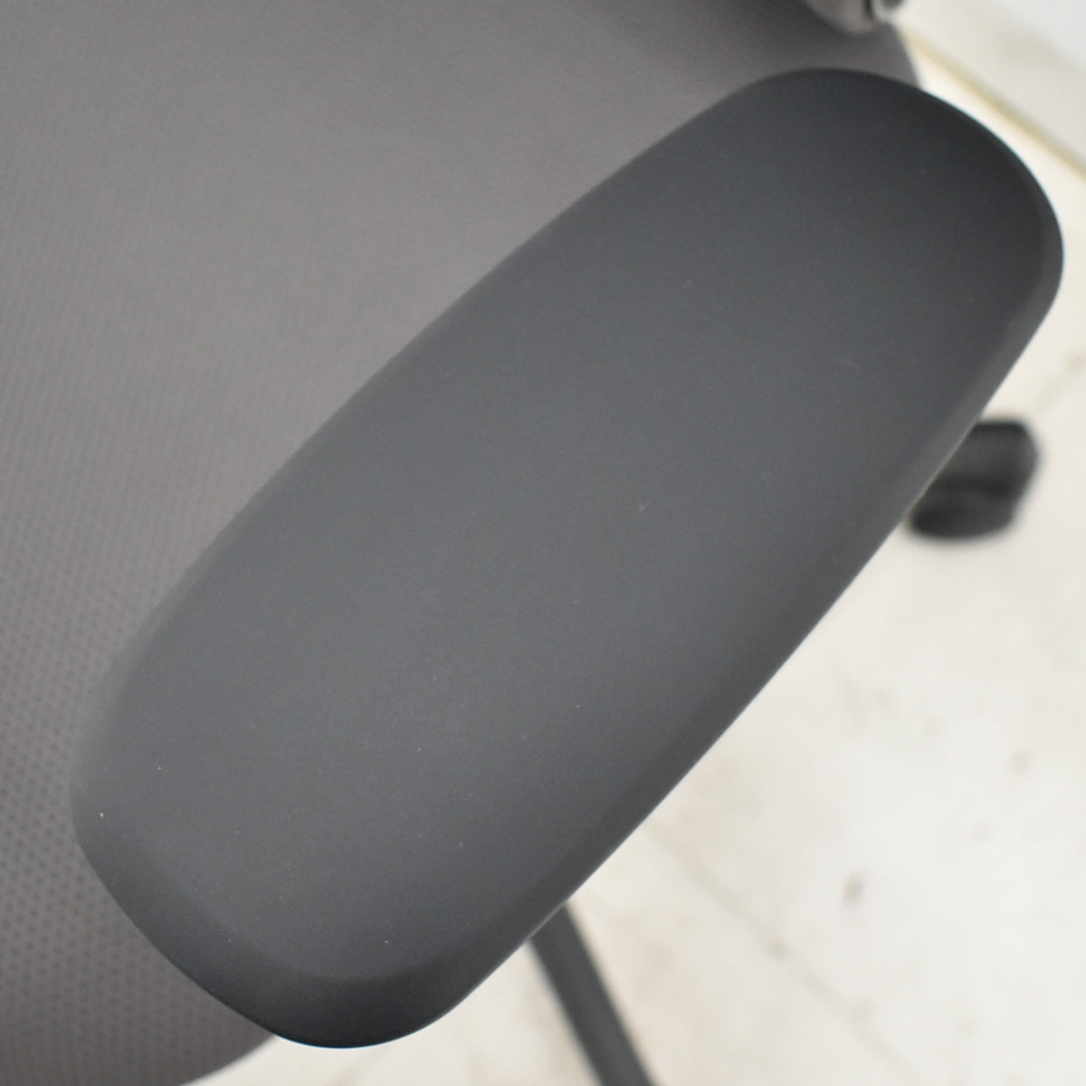 【中古】オカムラ　シルフィー　ローバック　固定肘　前傾機能　バックカーブアジャスト　2020年製　2025112002【中古オフィス家具】