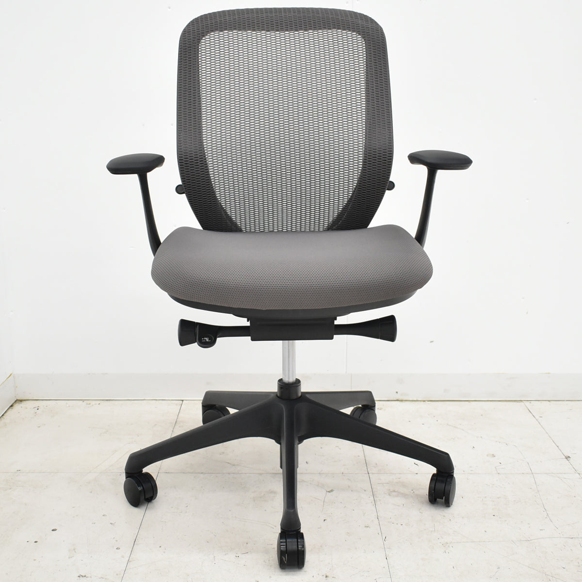 【中古】オカムラ　シルフィー　ローバック　固定肘　前傾機能　バックカーブアジャスト　2020年製　2025112002【中古オフィス家具】