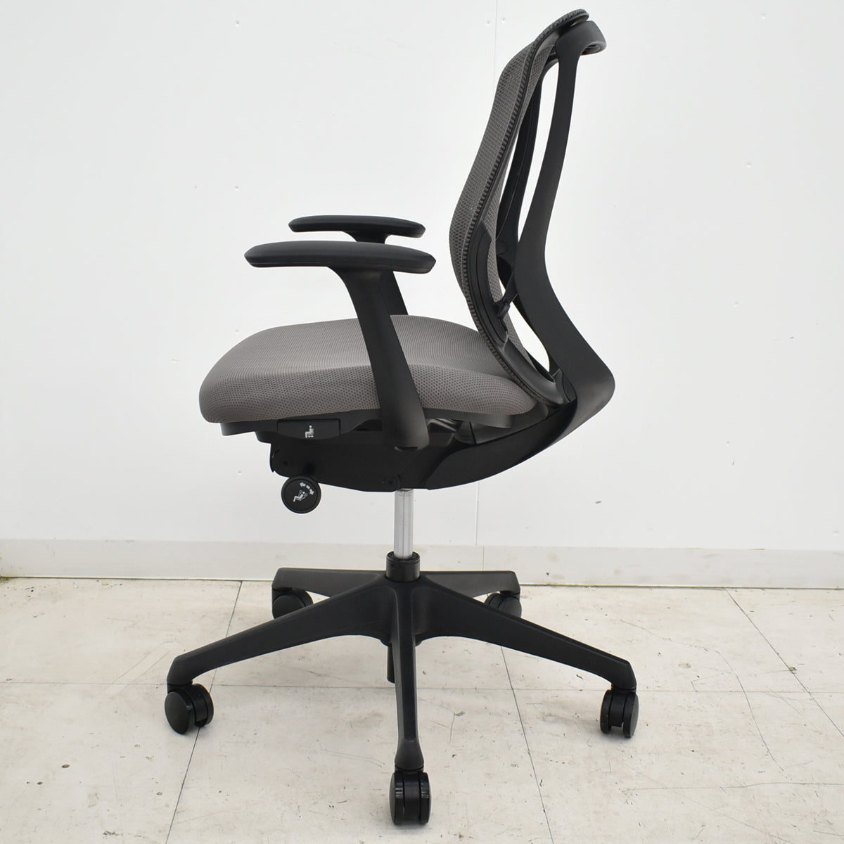 【中古】オカムラ　シルフィー　ローバック　固定肘　前傾機能　バックカーブアジャスト　2020年製　2025112002【中古オフィス家具】