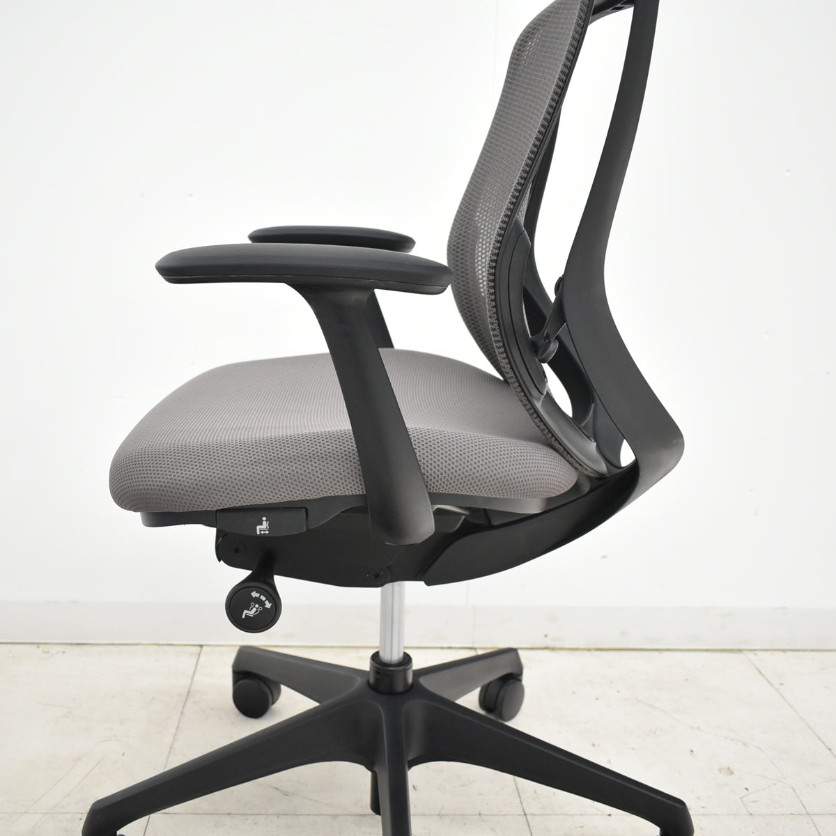 【中古】オカムラ　シルフィー　ローバック　固定肘　前傾機能　バックカーブアジャスト　2020年製　2025112002【中古オフィス家具】