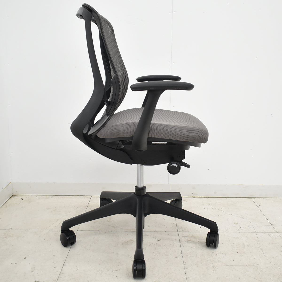 【中古】オカムラ　シルフィー　ローバック　固定肘　前傾機能　バックカーブアジャスト　2020年製　2025112002【中古オフィス家具】