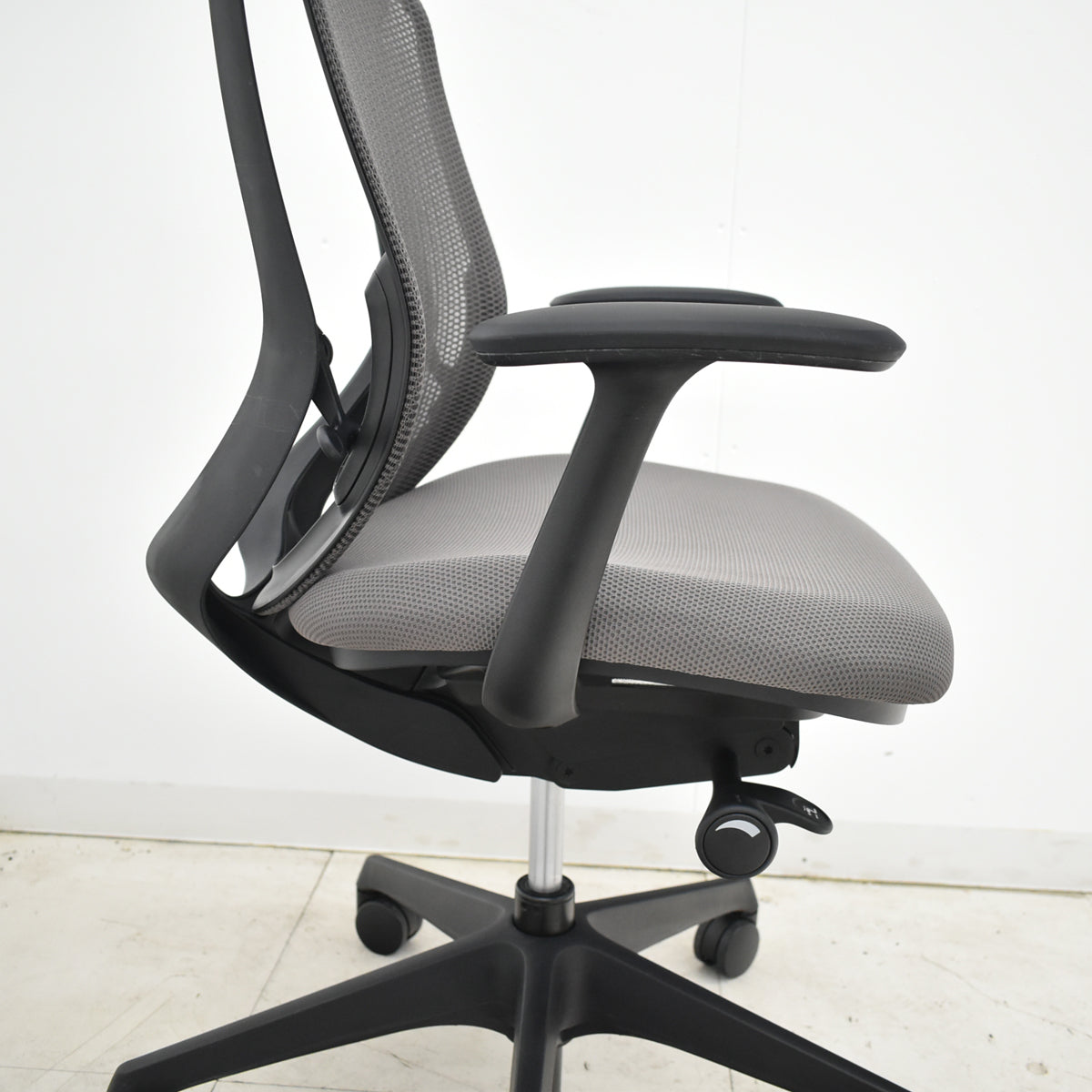 【中古】オカムラ　シルフィー　ローバック　固定肘　前傾機能　バックカーブアジャスト　2020年製　2025112002【中古オフィス家具】