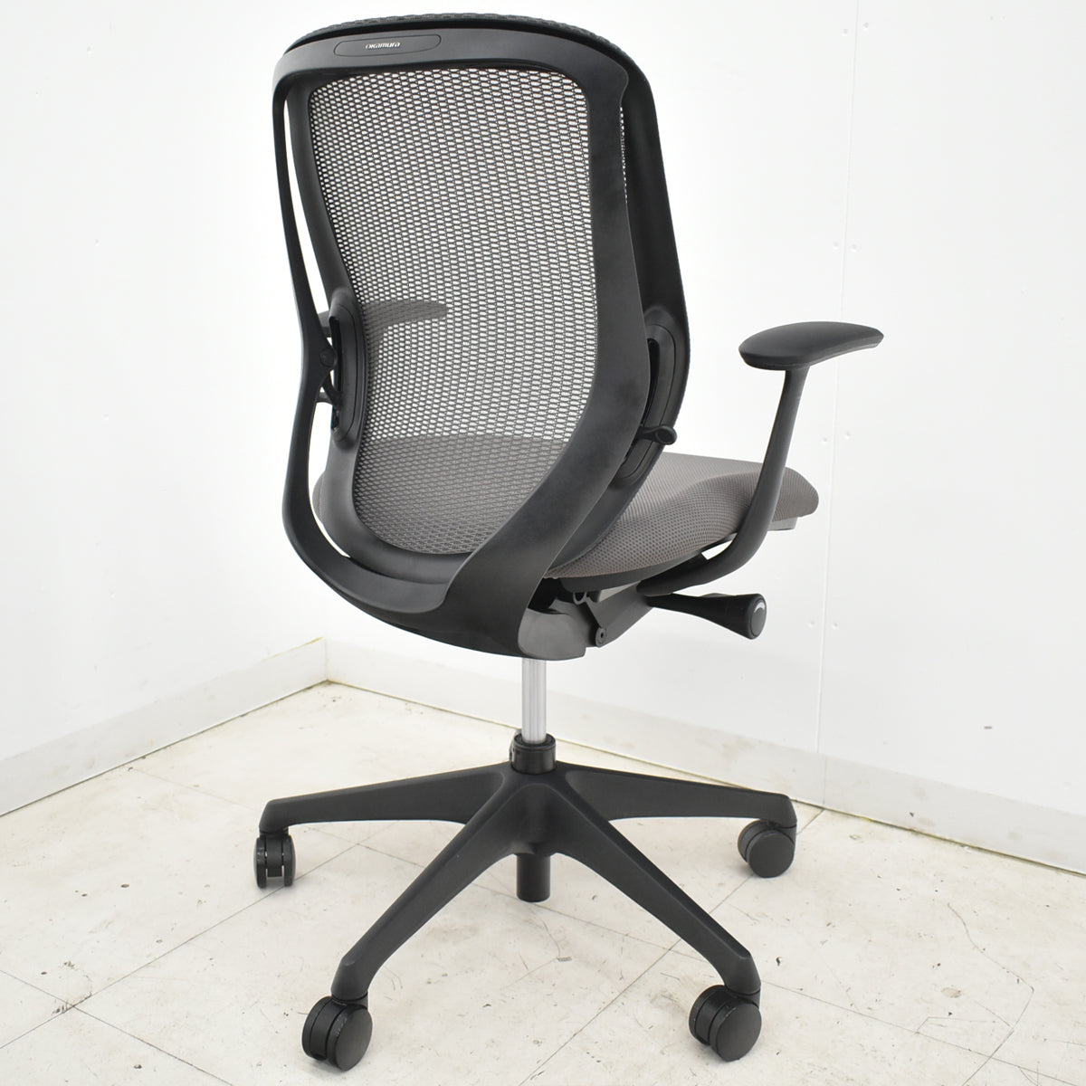 【中古】オカムラ　シルフィー　ローバック　固定肘　前傾機能　バックカーブアジャスト　2020年製　2025112002【中古オフィス家具】