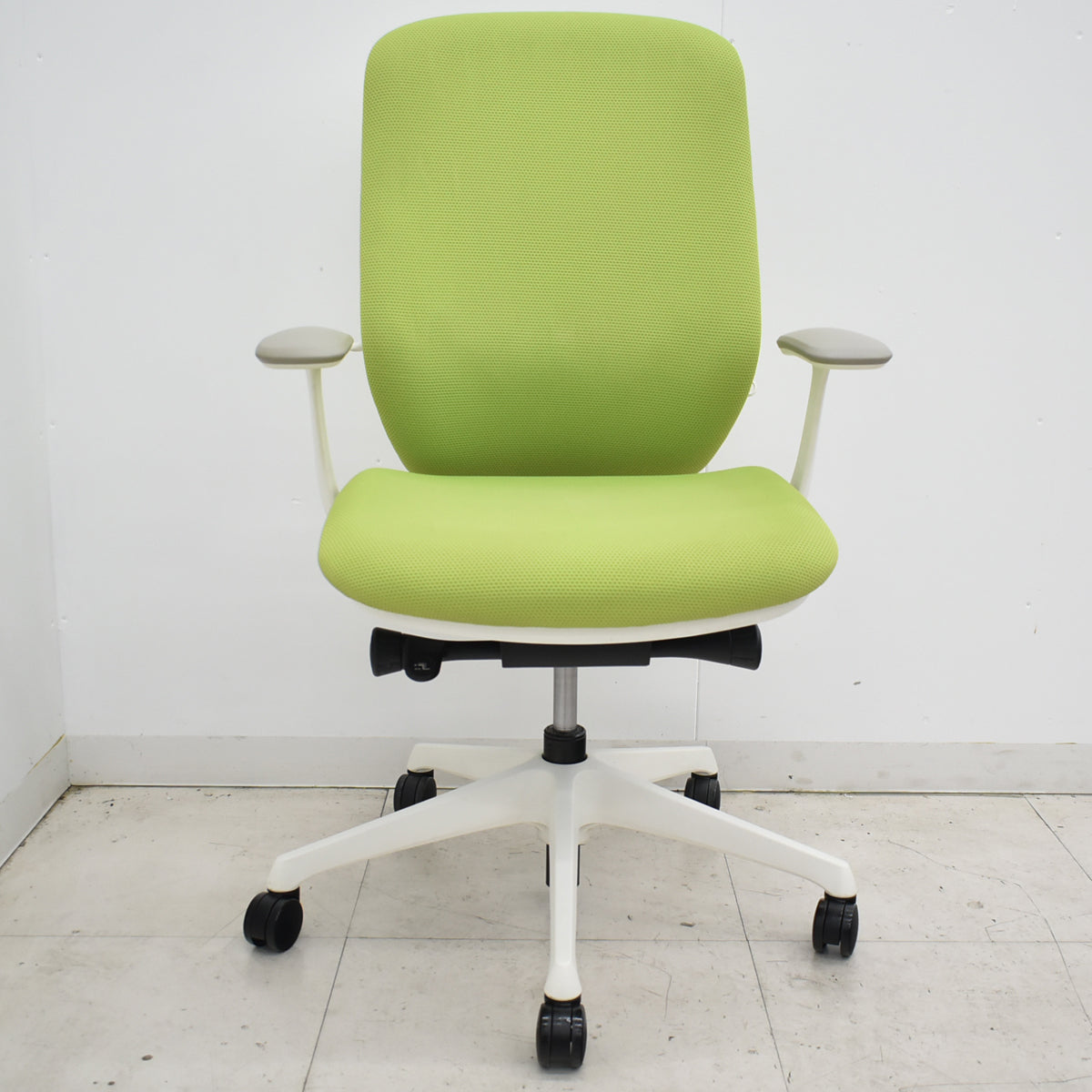 【中古】オカムラ　シルフィー　ハイバック　固定肘　前傾機能　バックカーブアジャスト　2025112003【中古オフィス家具】