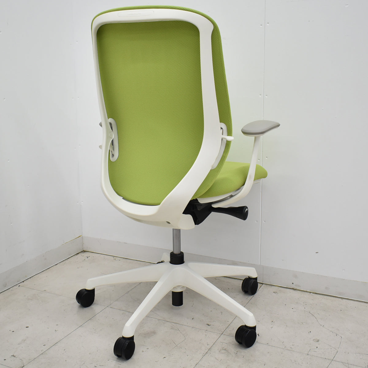 【中古】オカムラ　シルフィー　ハイバック　固定肘　前傾機能　バックカーブアジャスト　2025112003【中古オフィス家具】