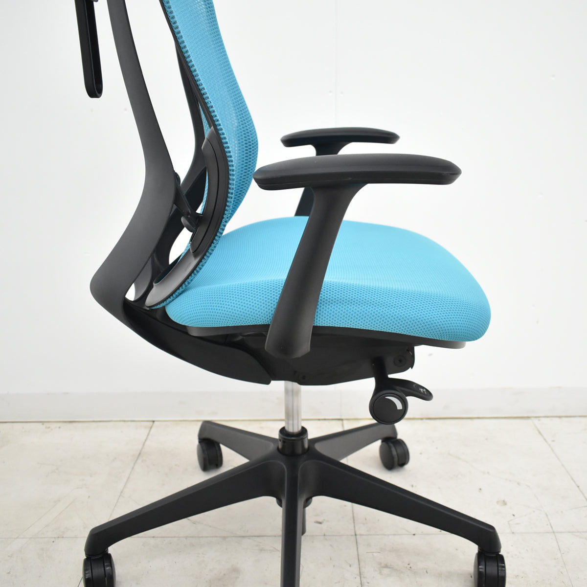 【中古】オカムラ　シルフィー　ローバック　固定肘　前傾機能　バックカーブアジャスト　ハンガー　2025112004【中古オフィス家具】