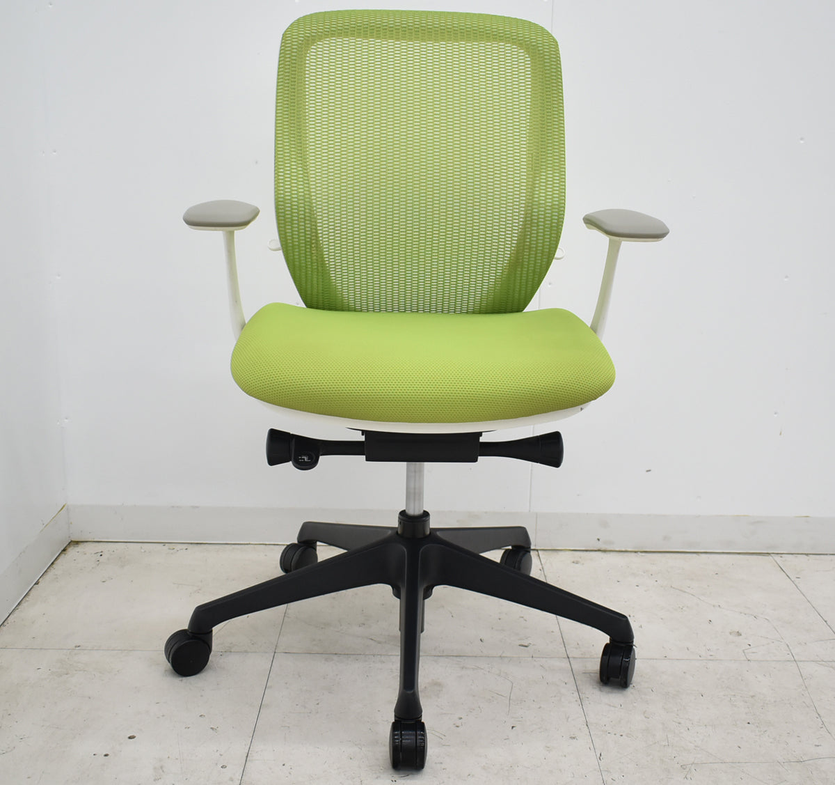 【中古】オカムラ　シルフィー　ローバック　固定肘　前傾機能　バックカーブアジャスト　2025112005【中古オフィス家具】