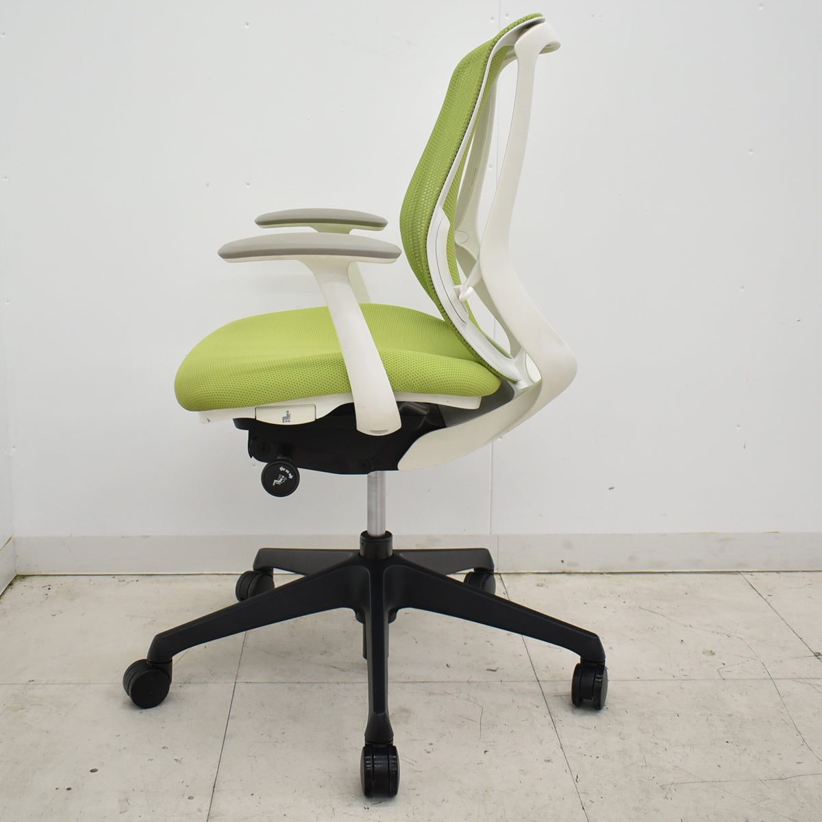 【中古】オカムラ　シルフィー　ローバック　固定肘　前傾機能　バックカーブアジャスト　2025112005【中古オフィス家具】